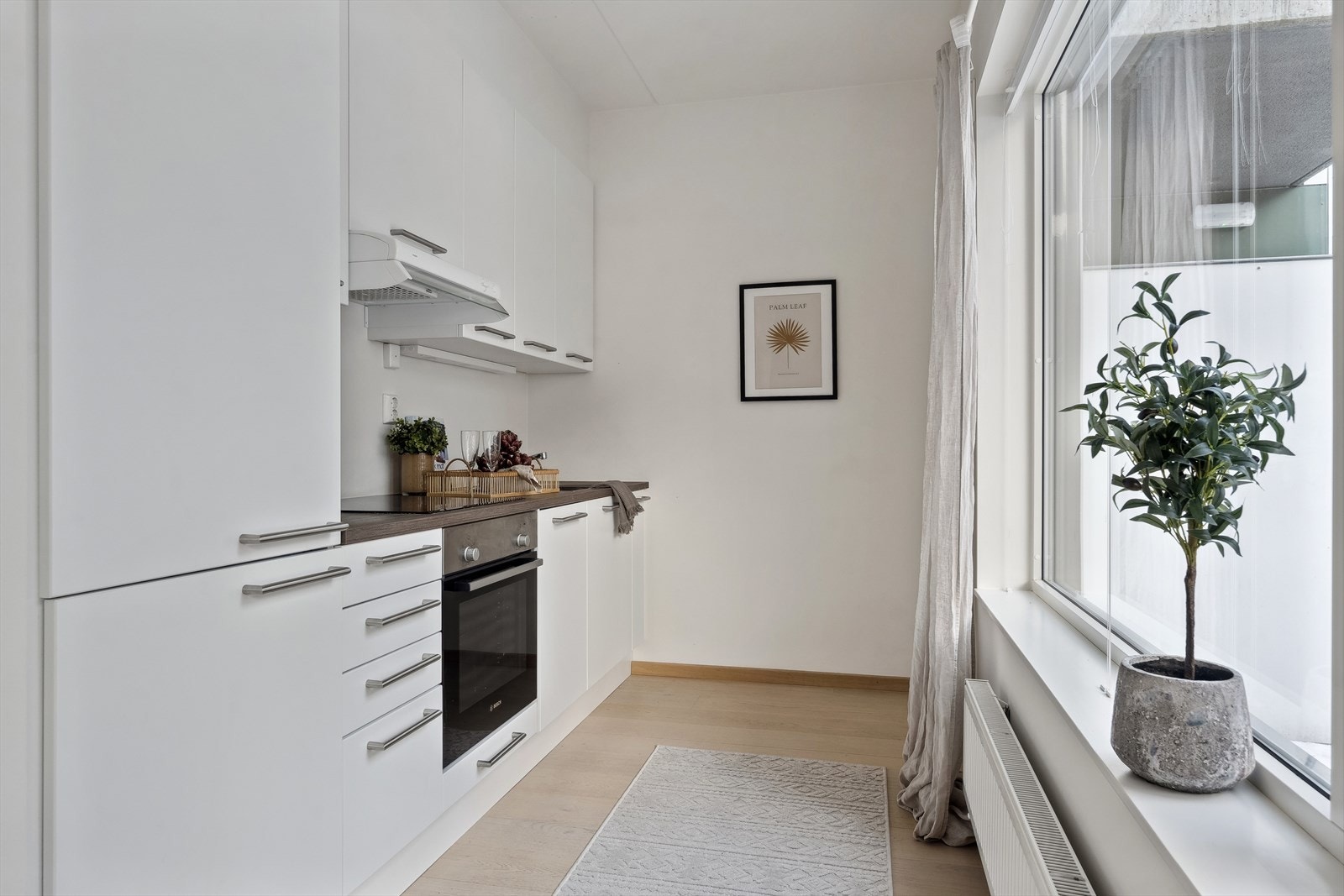 Til tross for åpen stue- og kjøkkenløsning sørger planløsningen for at det blir natulig adskilte soner. Galleribilde
