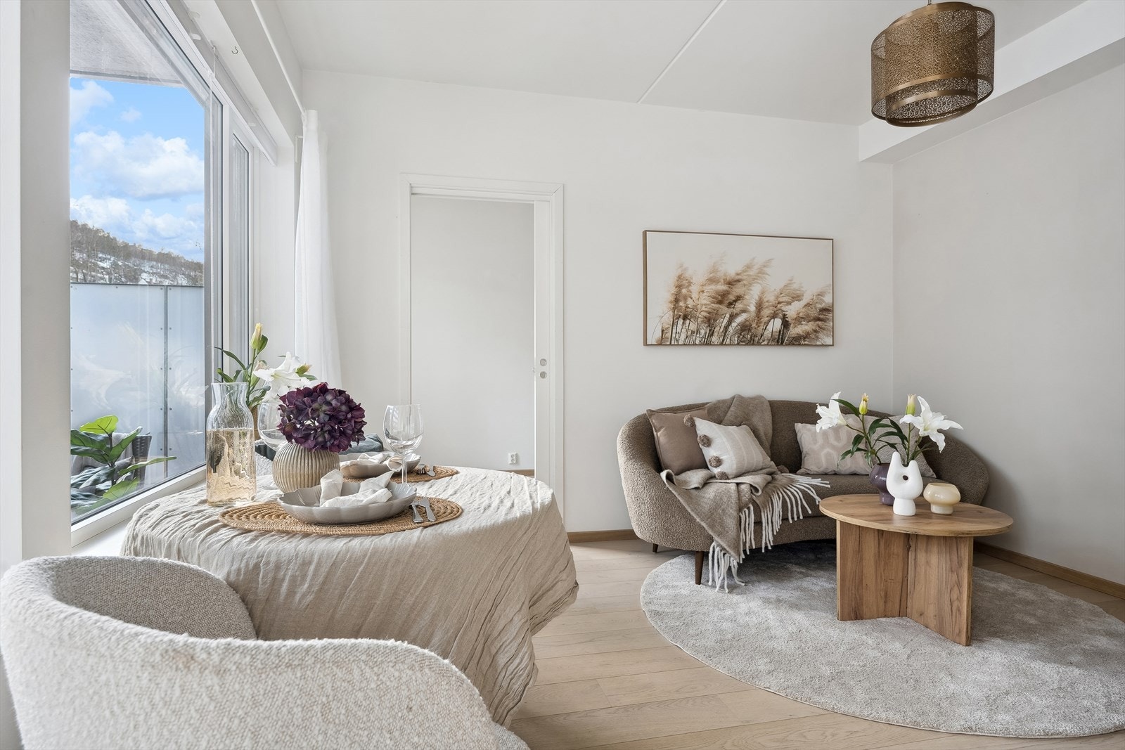 en lyse og romslige stuen byr på flere innredningsmuligheter. Galleribilde