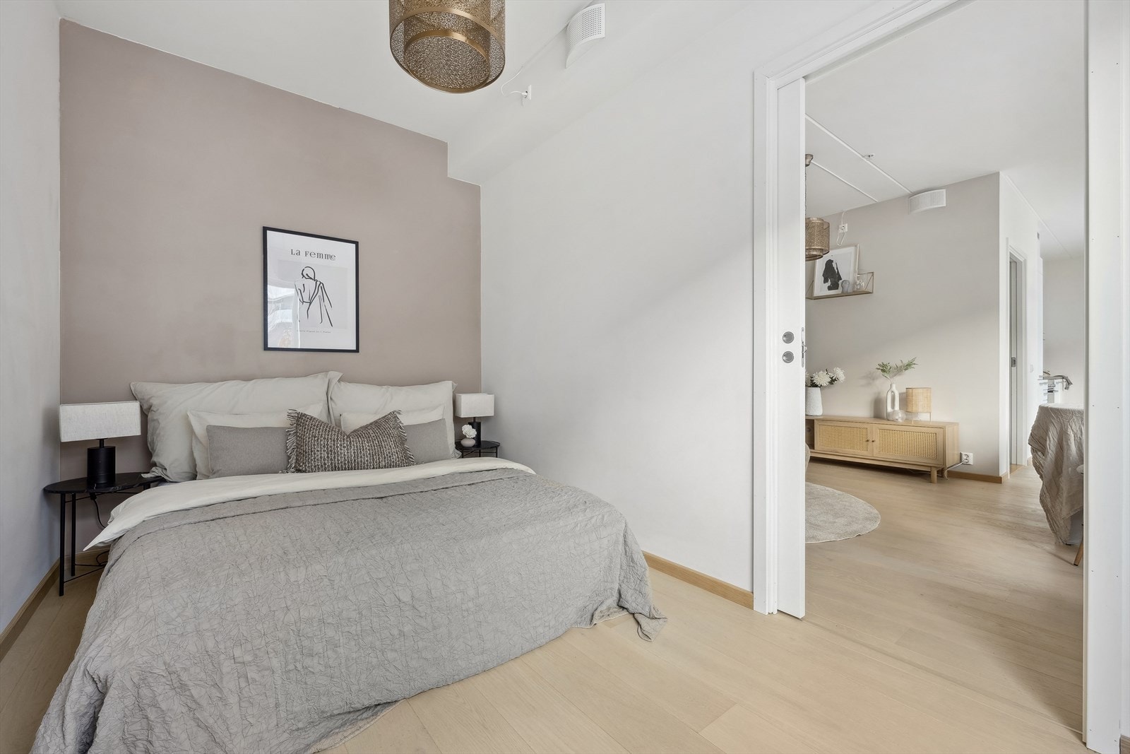 Leilighetens soverom er av god størrelse og har plass til dobbeltseng og ønsket oppbevaringsmøblement, som garderobeskap eller kommode. Galleribilde