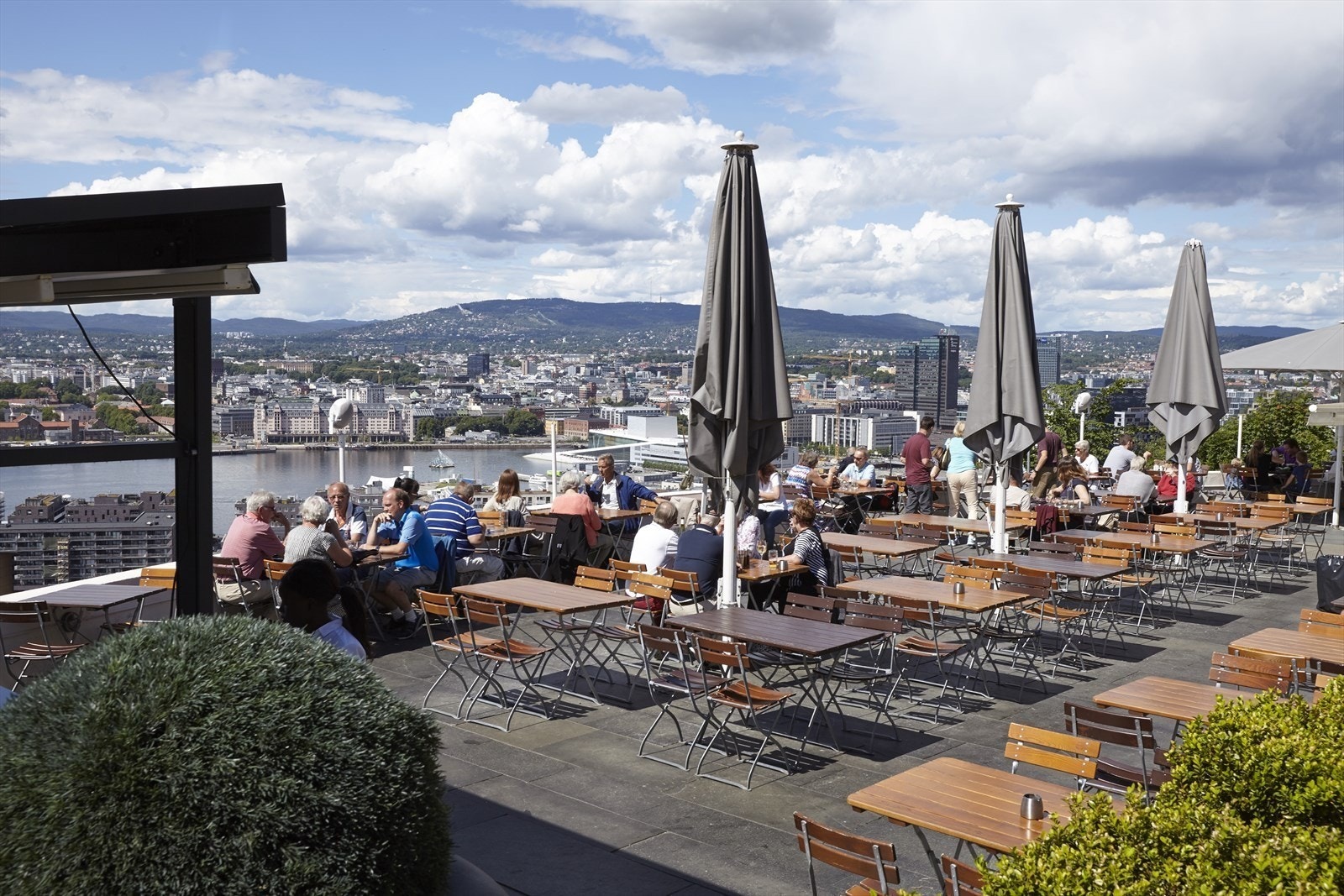 Ta gangstien opp fra Gamlebyen og nyt den flotte utsikten fra Ekebergrestauranten. Galleribilde