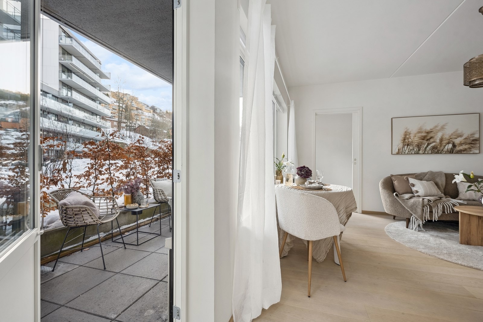 Terrassen er delvis overbygd og kan dermed brukes hele året om ønskelig, men blir et naturlig samlingspunkt for venner og familie på sommerstid! Galleribilde