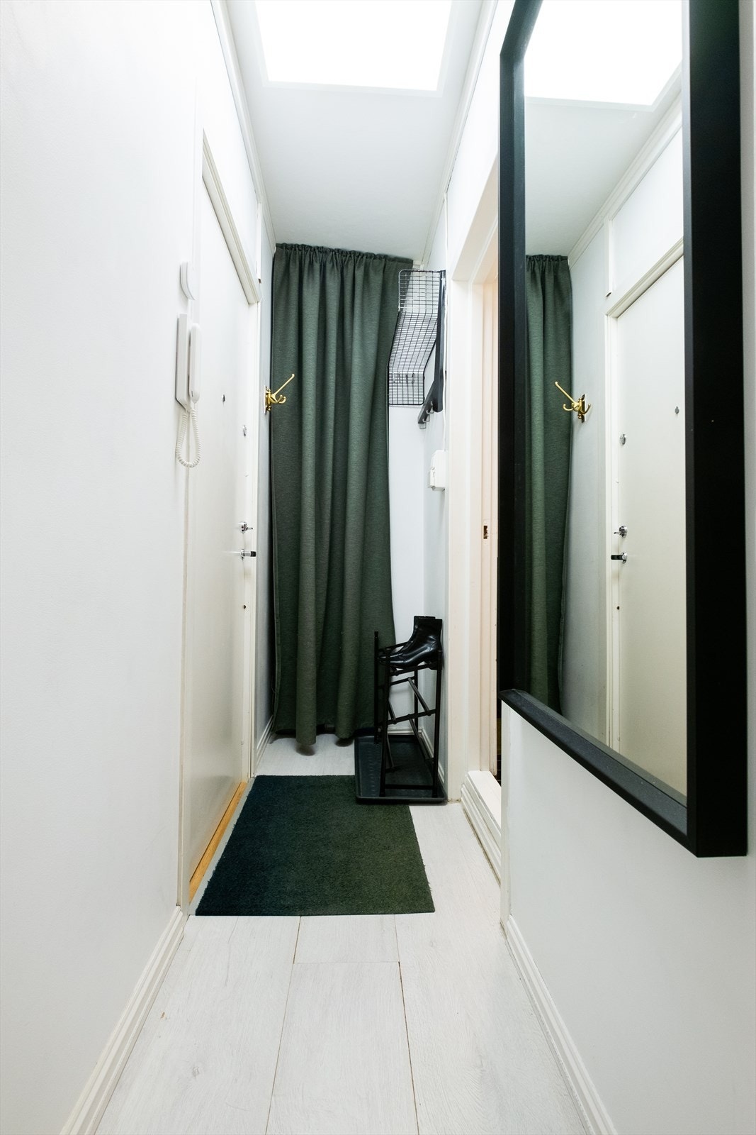 Lys entré med plass til å henge fra seg ytterklær og skotøy. Det er laget en nisje for ekstra oppbevaring. Velkommen inn! Galleribilde