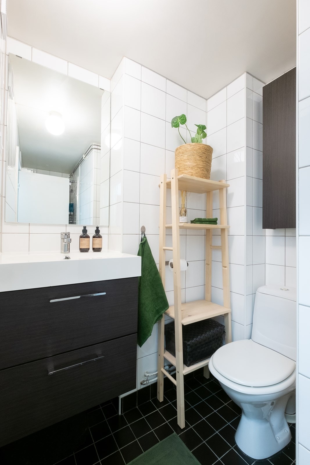 Baderom med oppgraderinger fra 2004. Badet er blant annet utstyrt med ovenpåliggende servant med ett-greps armatur (2018) og speil på vegg over servant. Galleribilde