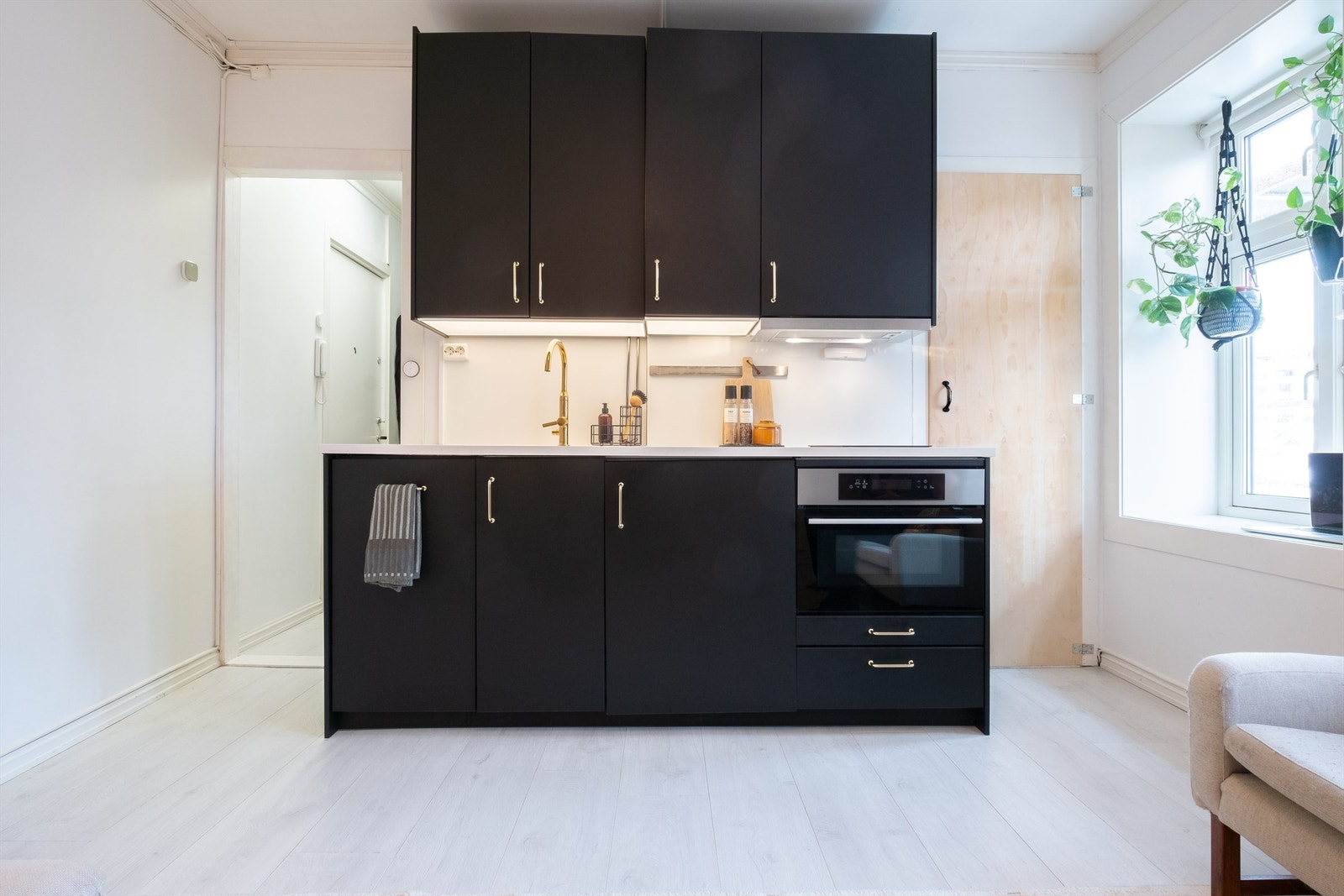 Tidløst kjøkken fra IKEA med slette fronter fra 2018 og benkeplate av laminat. Galleribilde