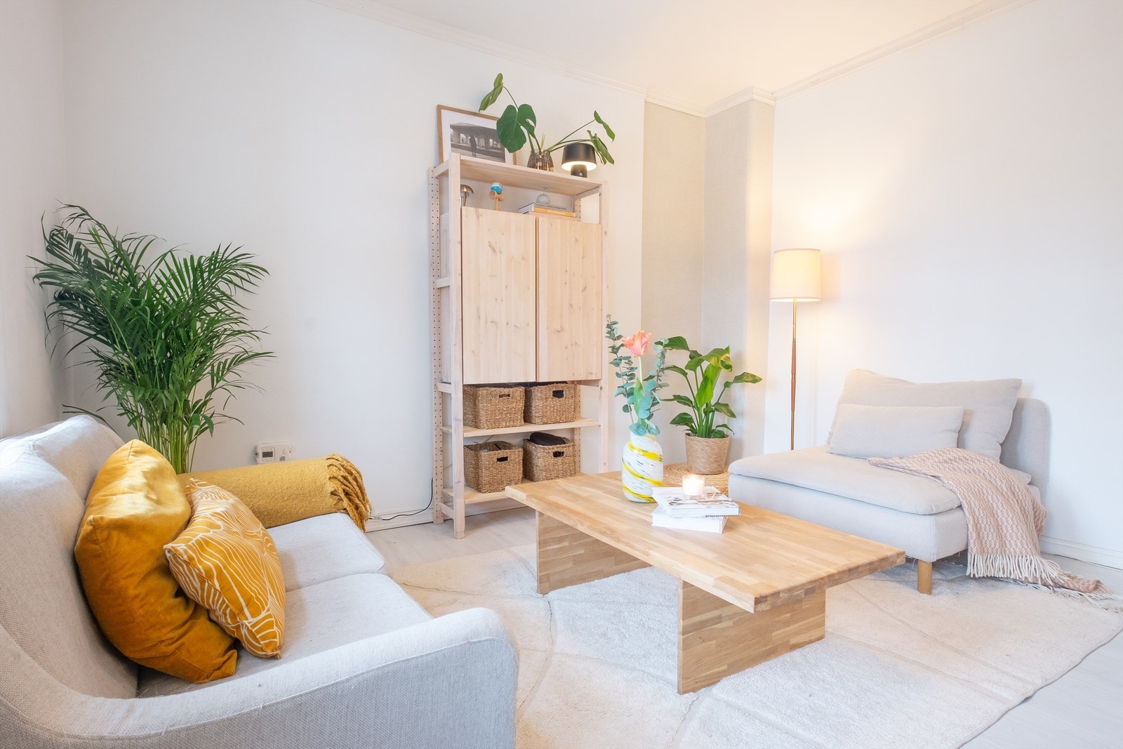Her er det plass til sofa og tilhørende salongbord, samt annet ønsker møblement. Galleribilde