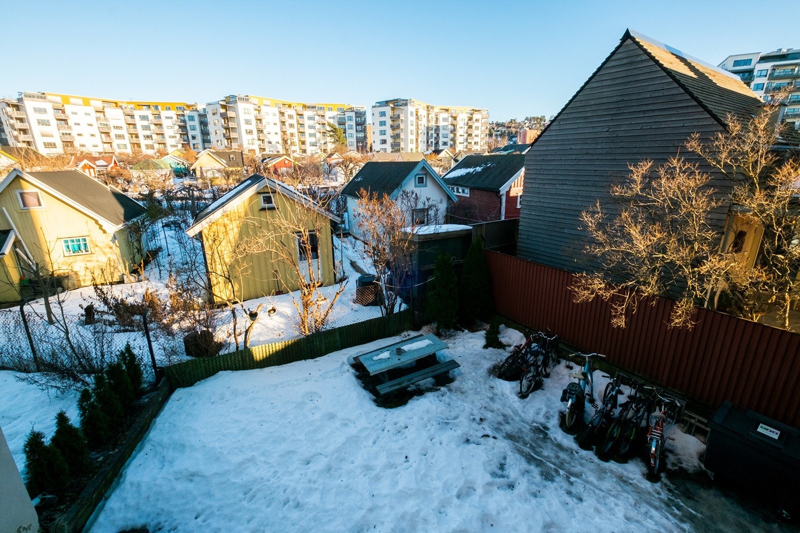 Hyggelig bakgård. Galleribilde