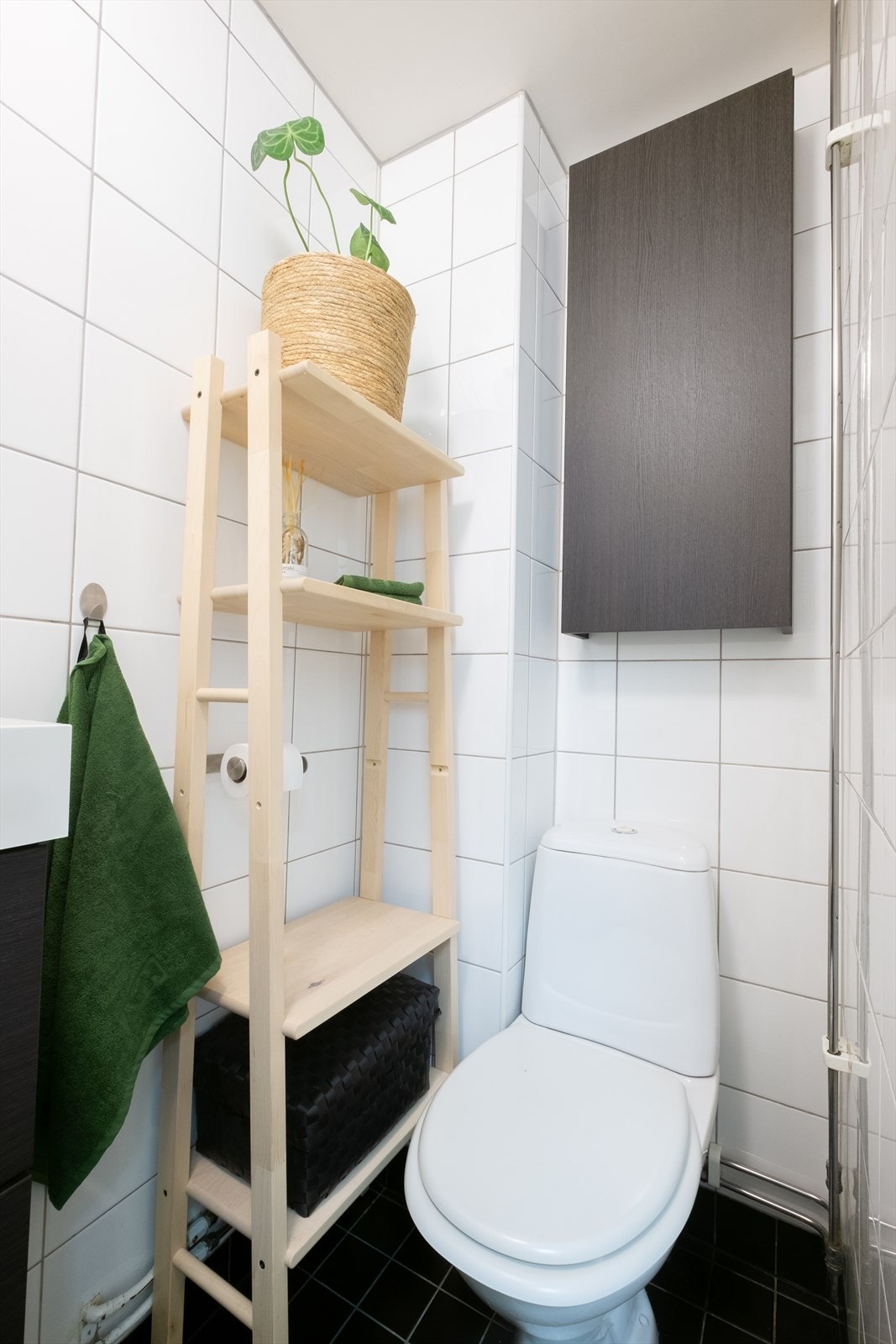 Gulvstående toalett og vegghengt skap over toalett. Galleribilde