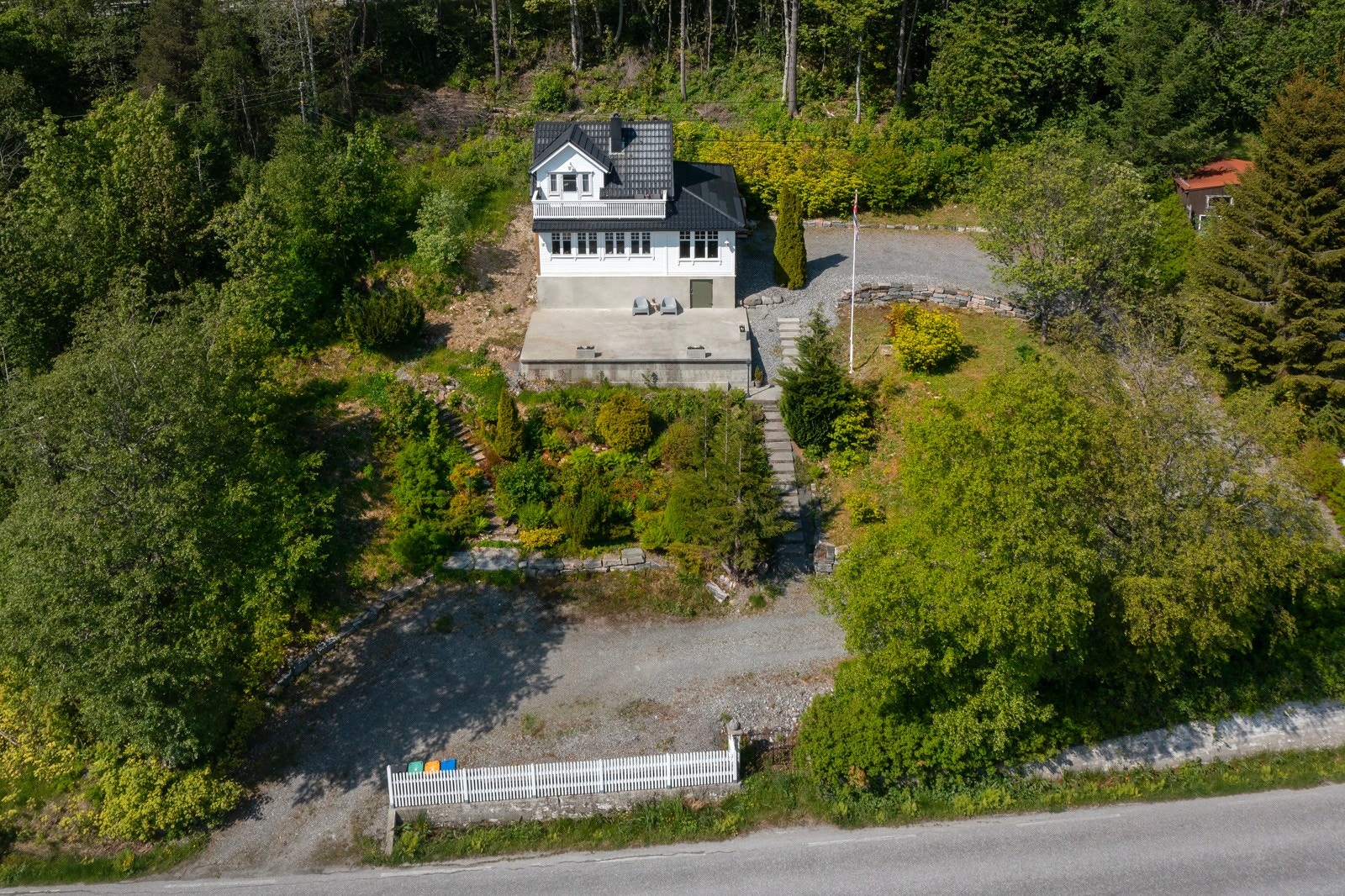 Pent opparbeidet tomt med grøntareal, støpte trapper og solrike uteplasser. Galleribilde