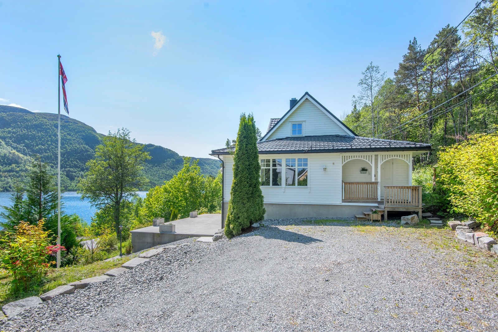 Flott opparbeidet tomt med singlet gårdsplass, terrasseplatting og beplantning. Galleribilde