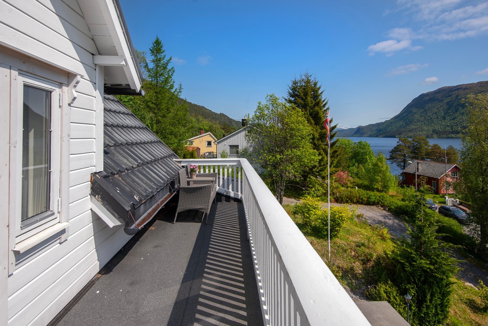 - en solrik og lun takterrasse på ca. 9 kvm hvor en kan møblere med sittegruppe. Galleribilde