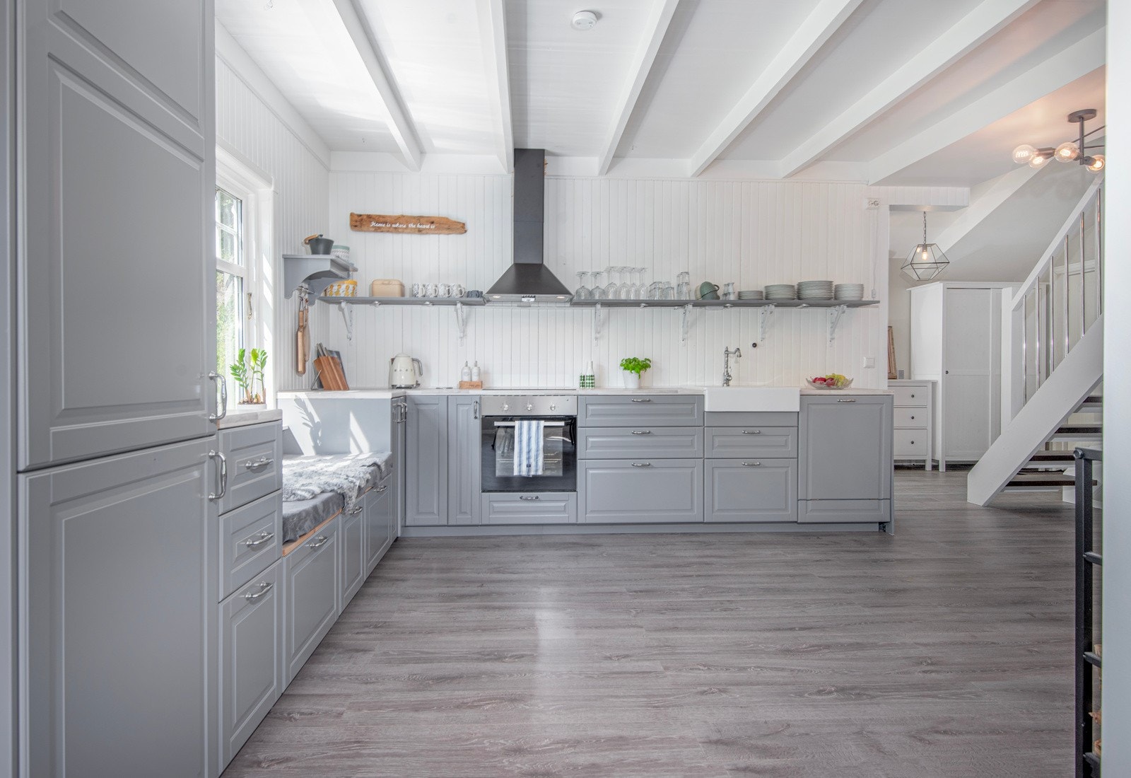 Kjøkkenet fra 2017 har hvitevarer som stekeovn, induksjon platetopp, oppvaskmaskin og kjøl/fryseskap. Galleribilde