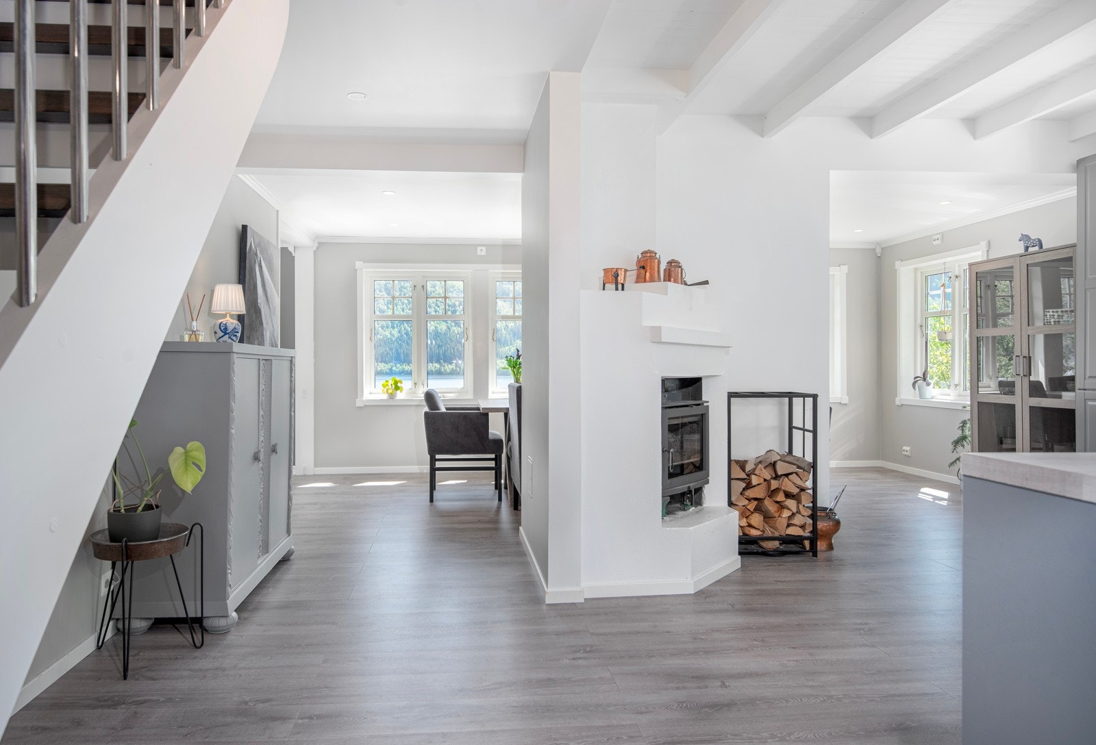 Romslig åpen stue/kjøkkenløsning i hovedetasjen. Galleribilde