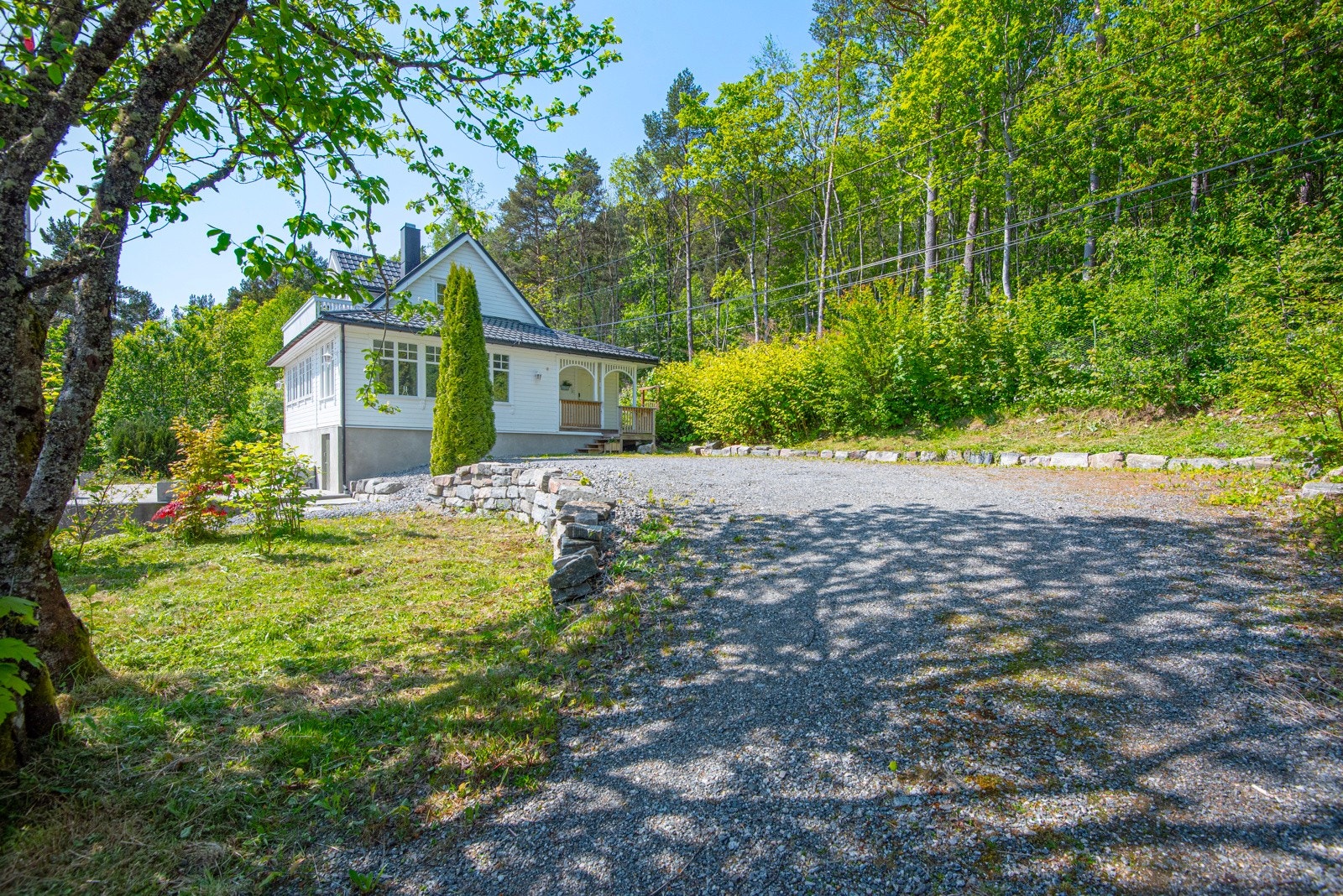 Tomten er stor og på gårdsplassen er det god plass til flere biler. Galleribilde