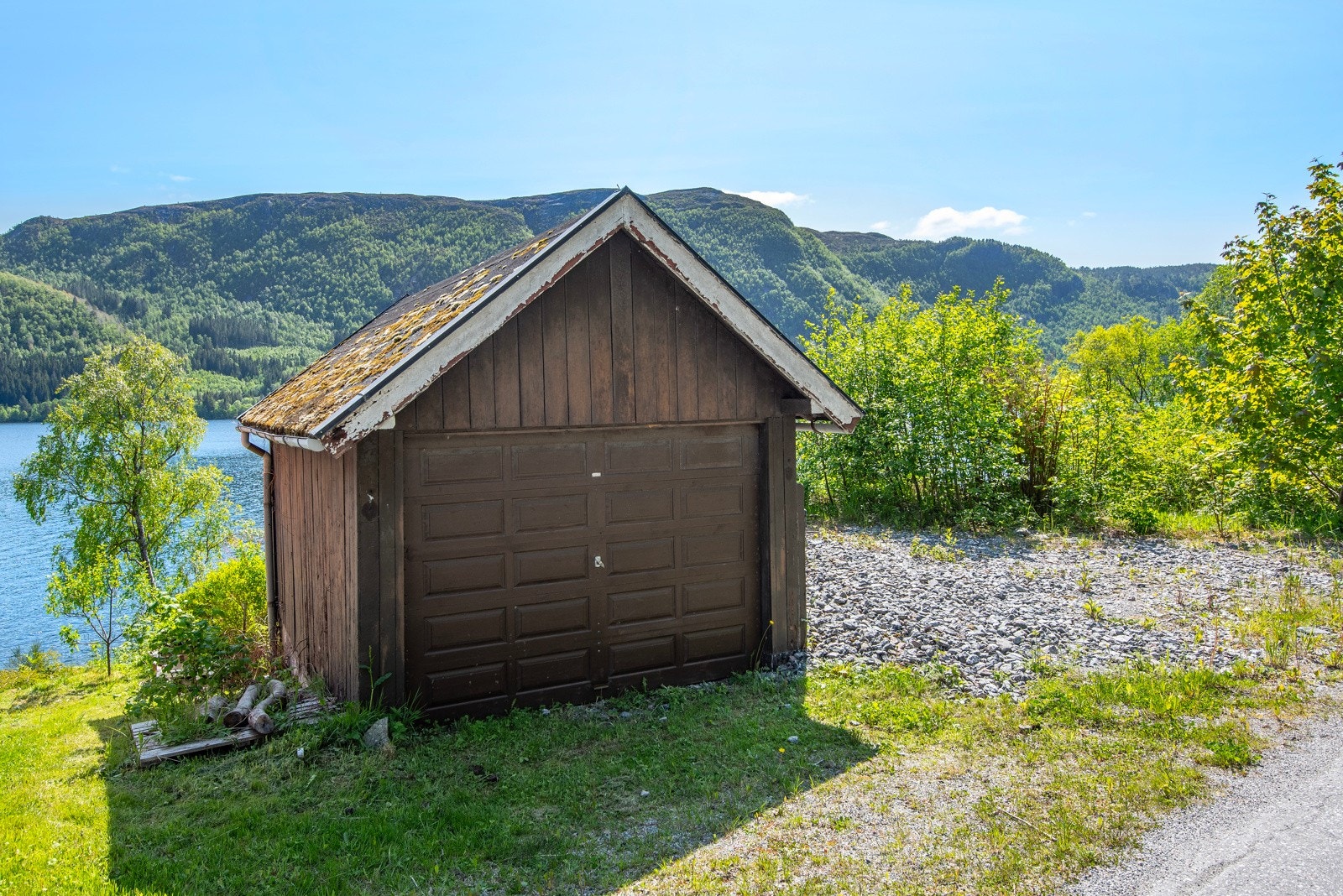 Det medfølger en garasje på sørsiden av veien og et eldre naust. Galleribilde