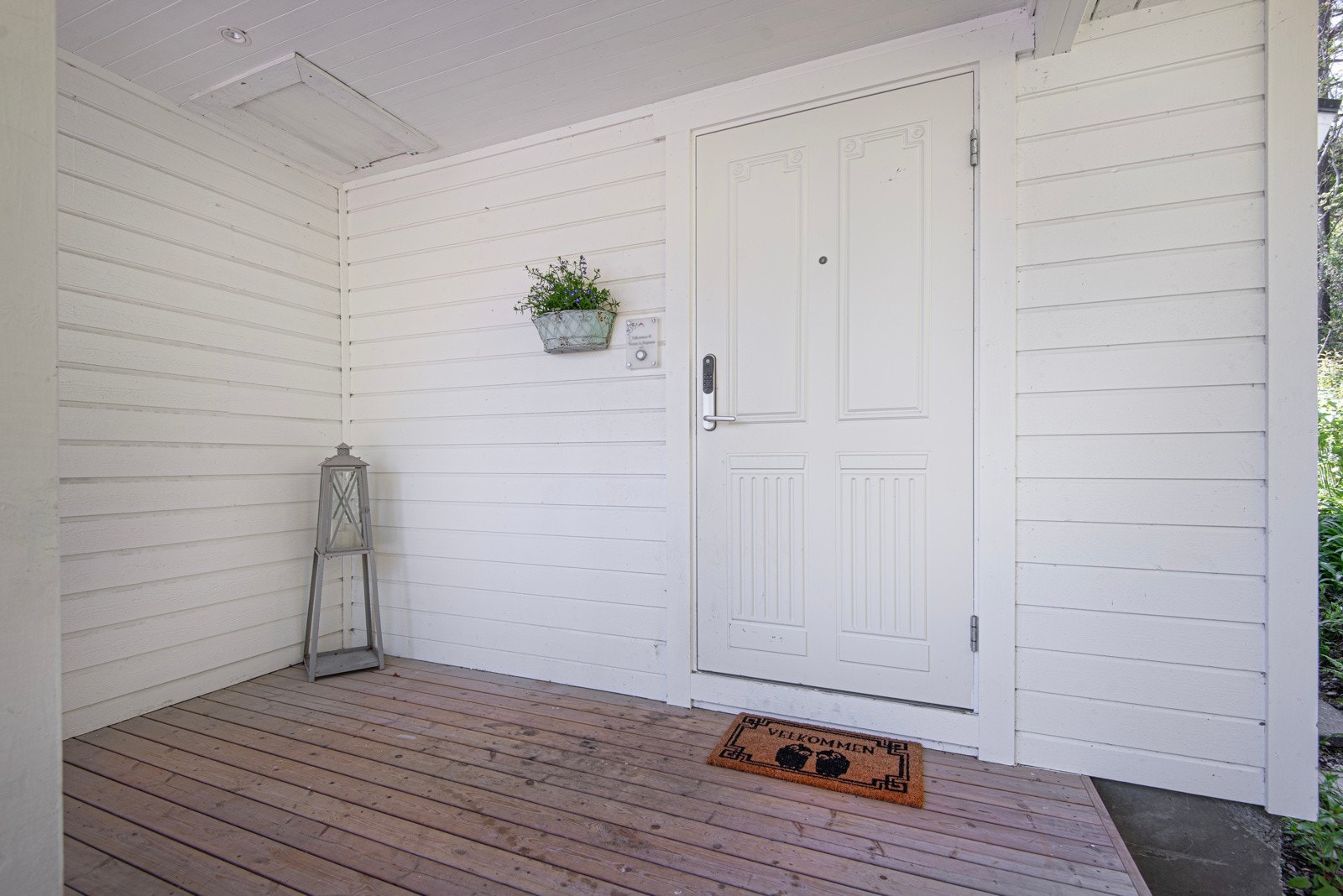 Overbygd inngangsparti med kodelås fra Yale Doorman på ytterdøren. Galleribilde