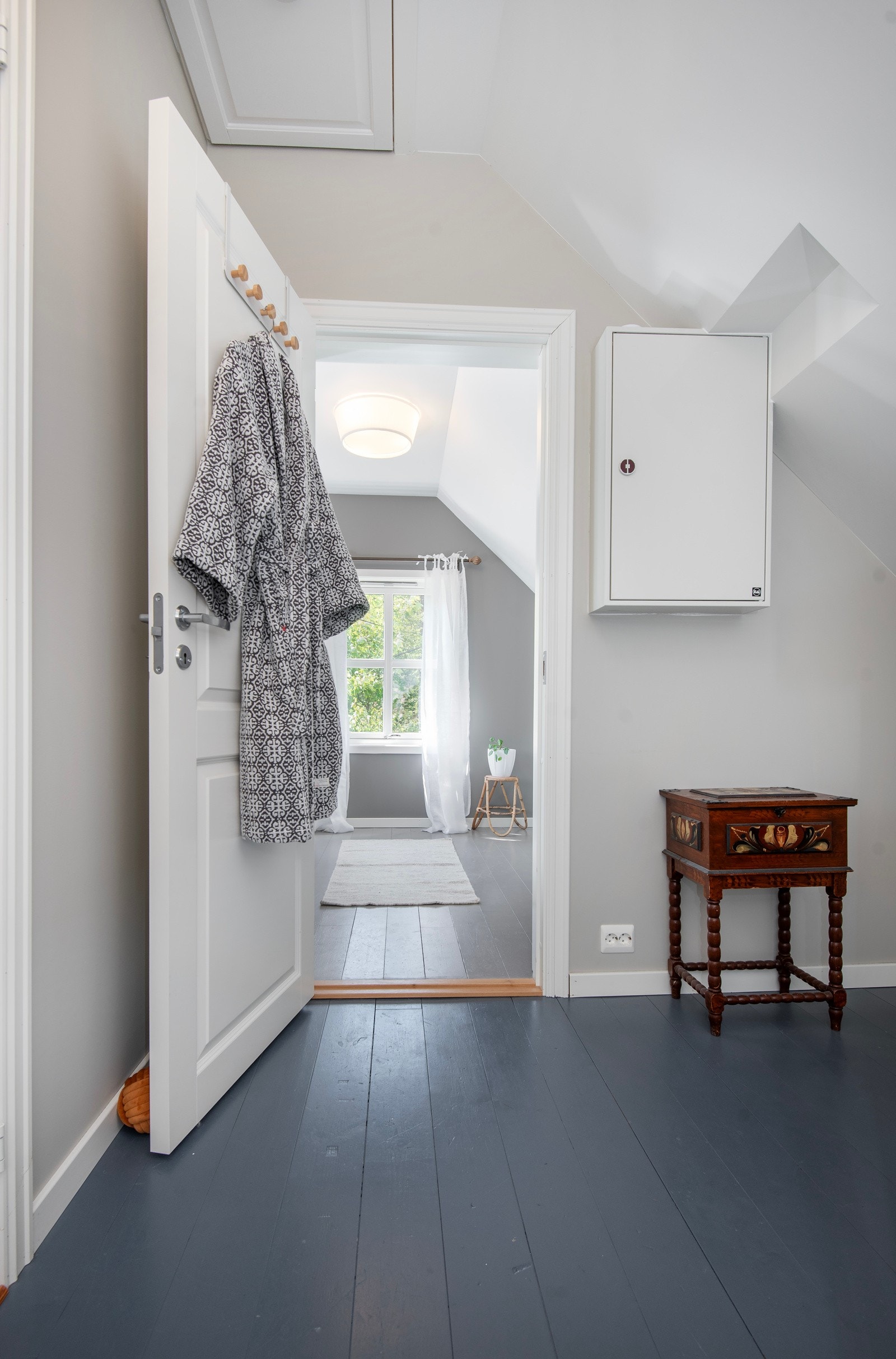 På loftet finner vi blant annet to fine soverom og tilkomst til kryploftet. Galleribilde