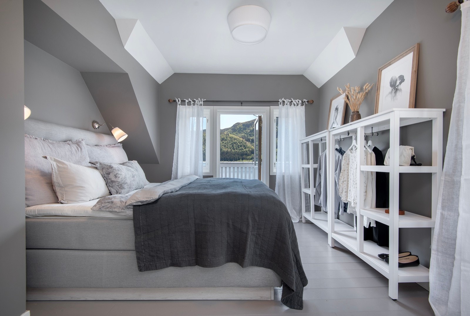 Det er god plass til å innrede med dobbeltseng, hylleinnredning og kommode i rommet. Galleribilde