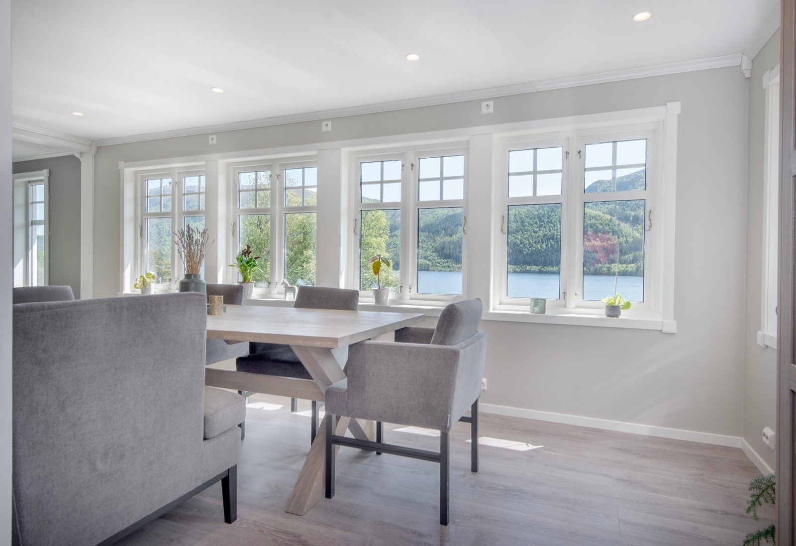 Det passer utmerket å møblere med større spisegruppe ved kjøkkenet - Galleribilde