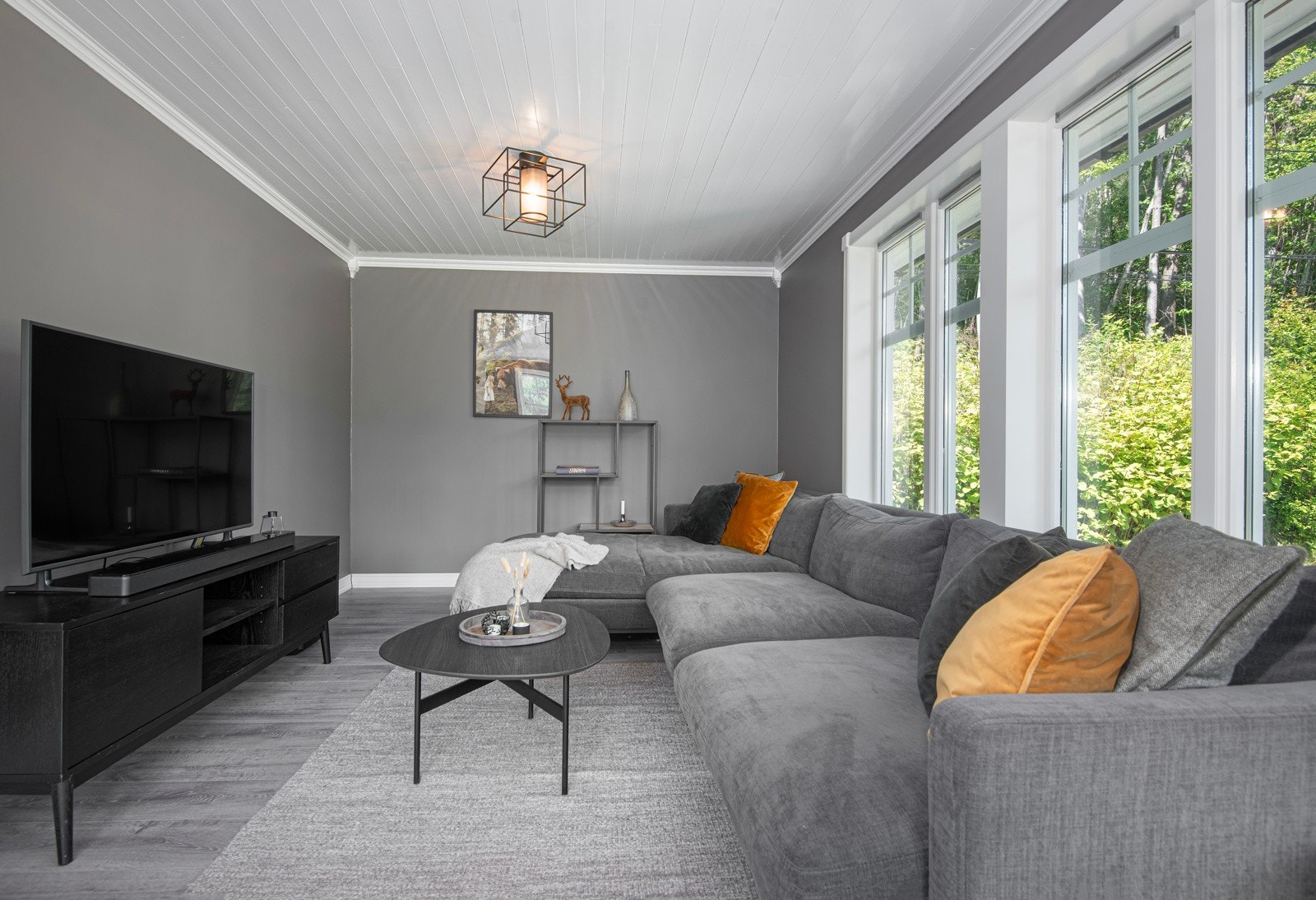 Koselig ''tv-krok'' med god plass til sofagruppe og tilhørende møblering. Galleribilde