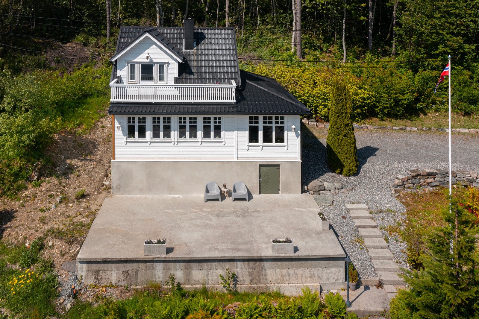 På fremsiden av fritidsboligen er det en stor terrasseplatting mot syd på ca. 53 kvm, og denne var oppført i 2018. Galleribilde