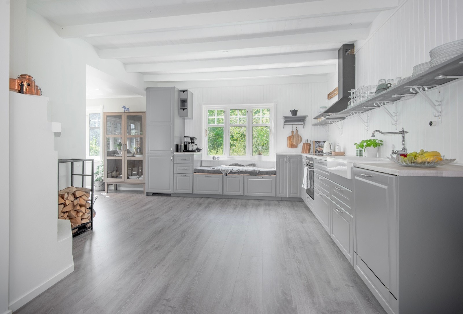 Et innholdsrikt og velutstyrt kjøkken som kler fritidsboligen godt. Galleribilde