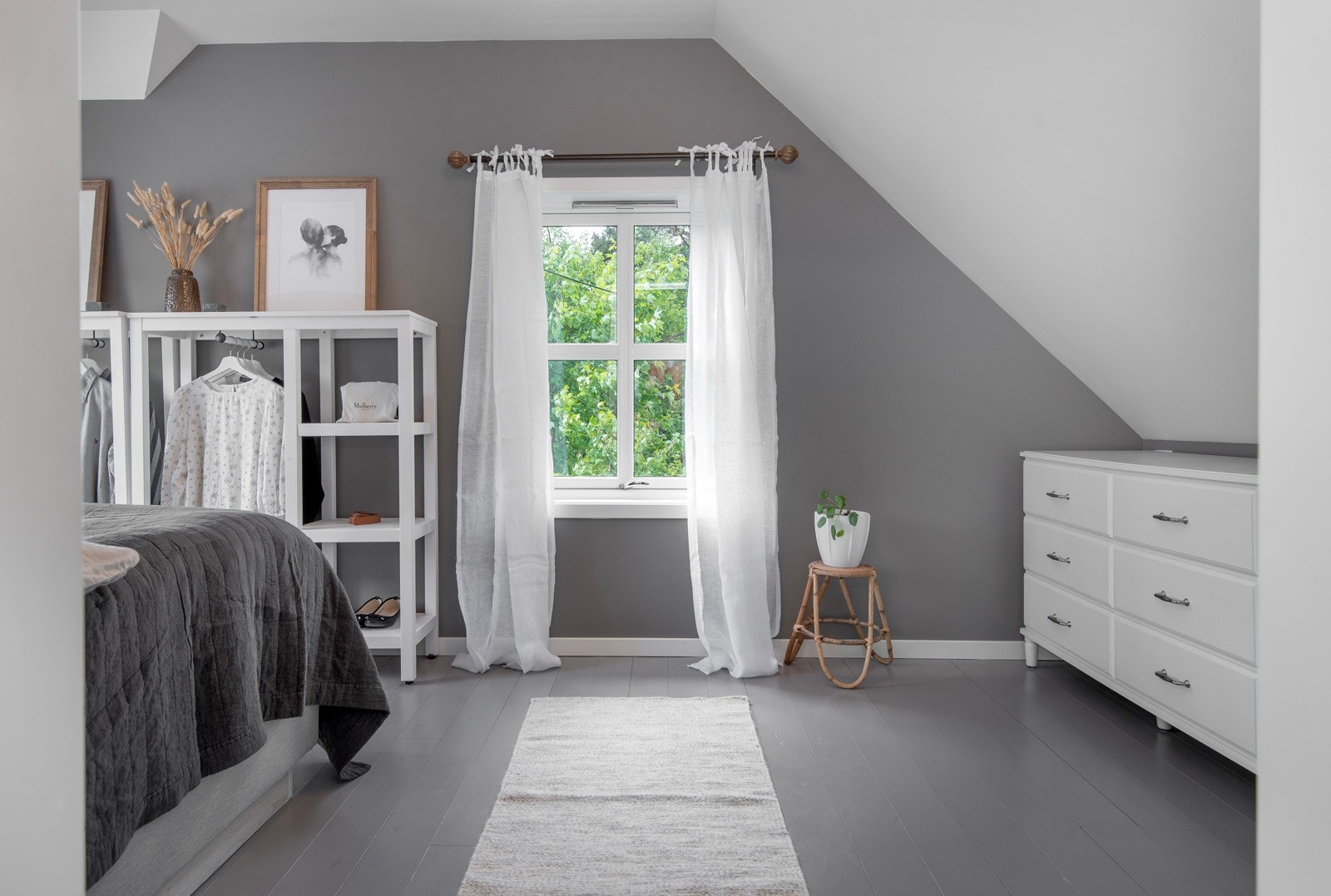 Hovedsoverommet har en behagelig fargetone på både vegger og gulv. Galleribilde