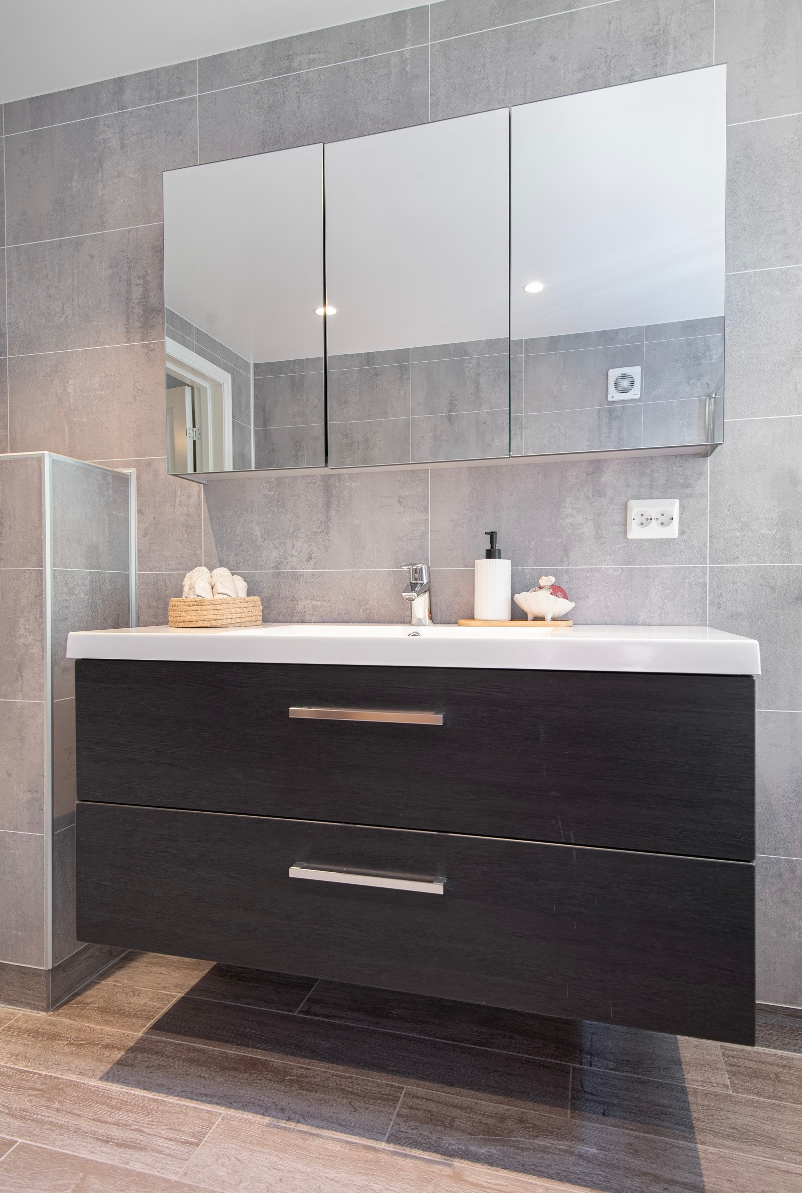 - servantinnredning med to skuffer og speilskap med tre speildører. Galleribilde