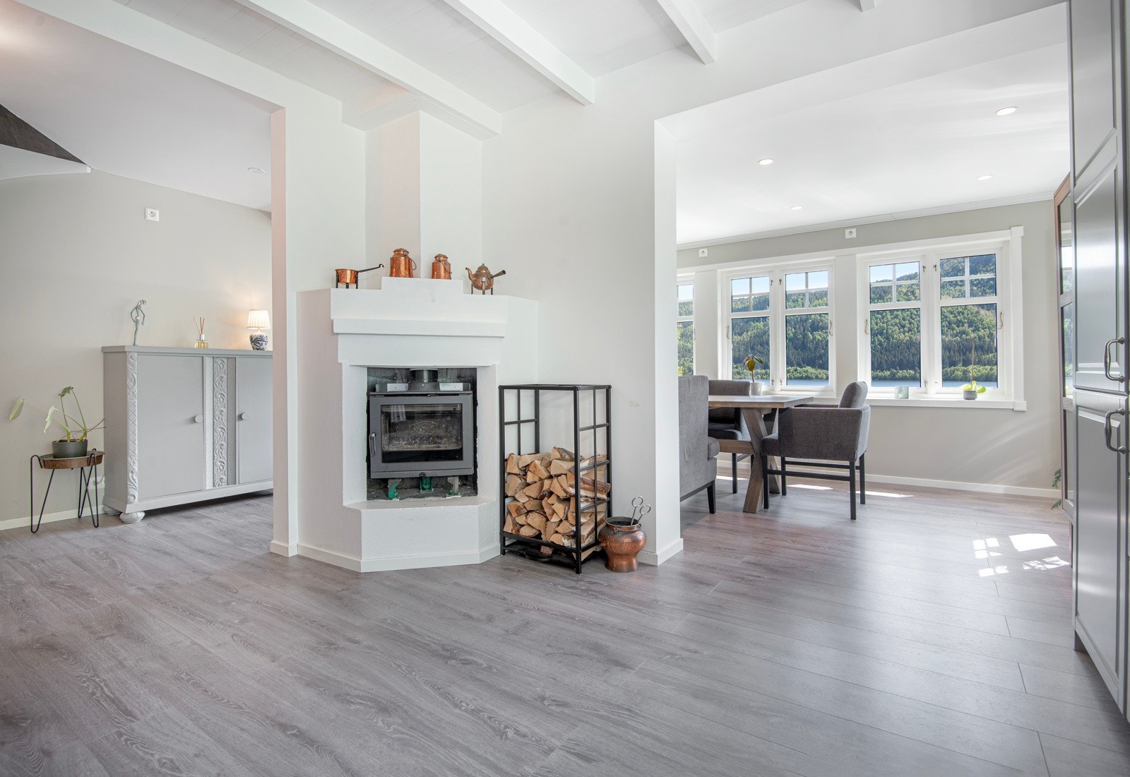 På kjøkkenet er det montert peisovn. Det er også varmepumpe i boligen. Galleribilde