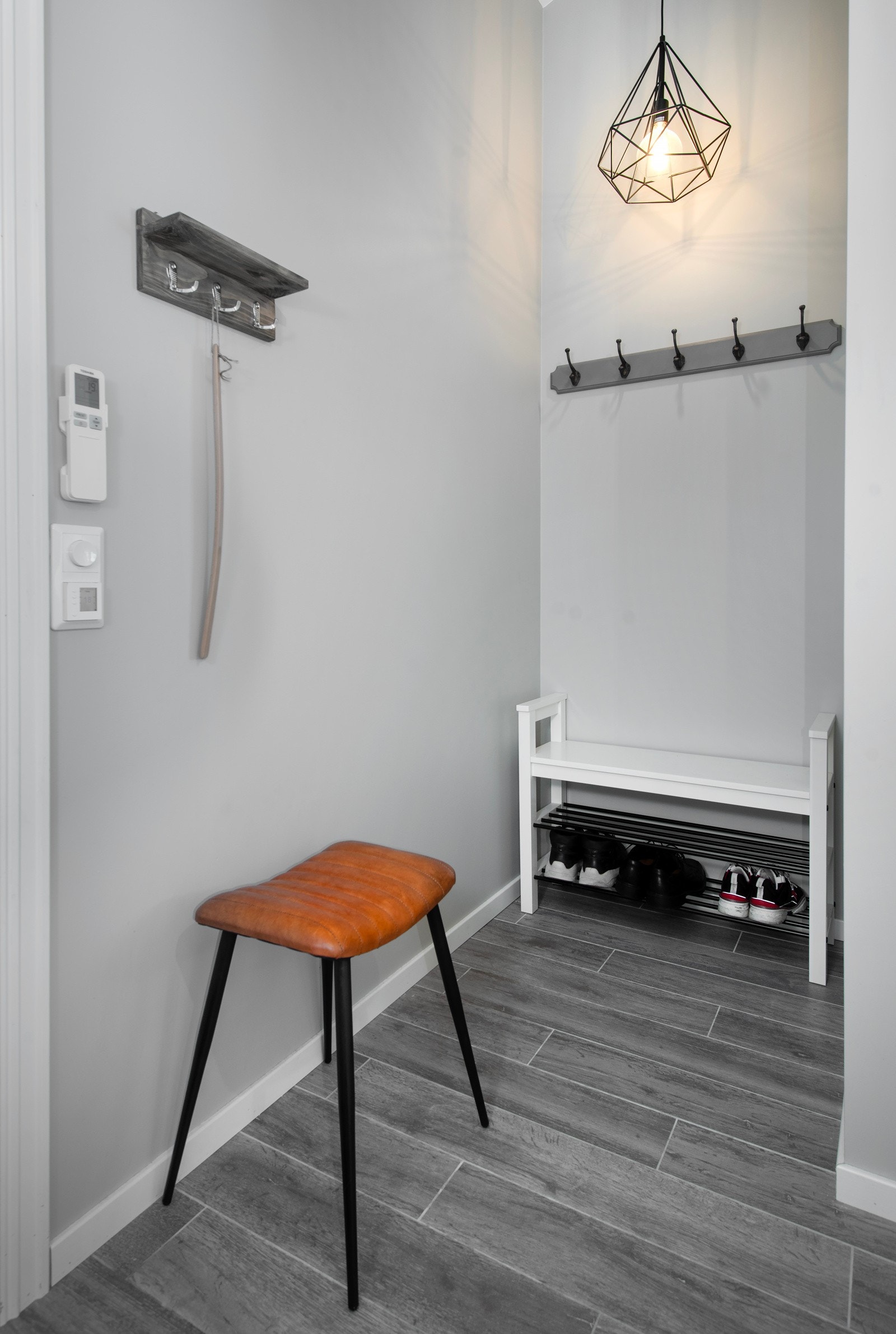 I gangen er det plass til å henge fra seg yttertøyet i eget ''avlukke''. Galleribilde