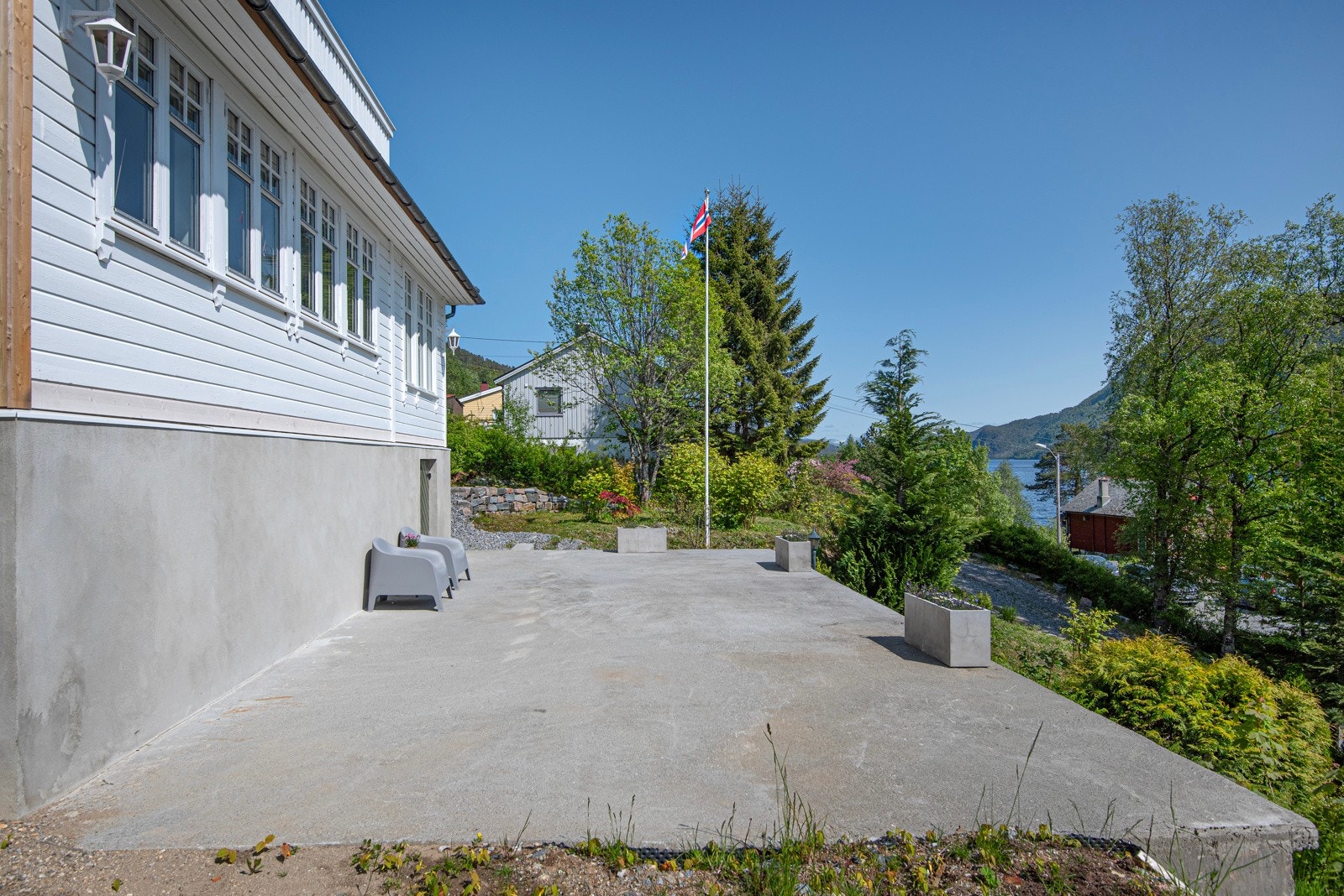 Her er det gode møbleringsmuligheter i flere soner for hagemøbler, grillen og solsenger. Galleribilde