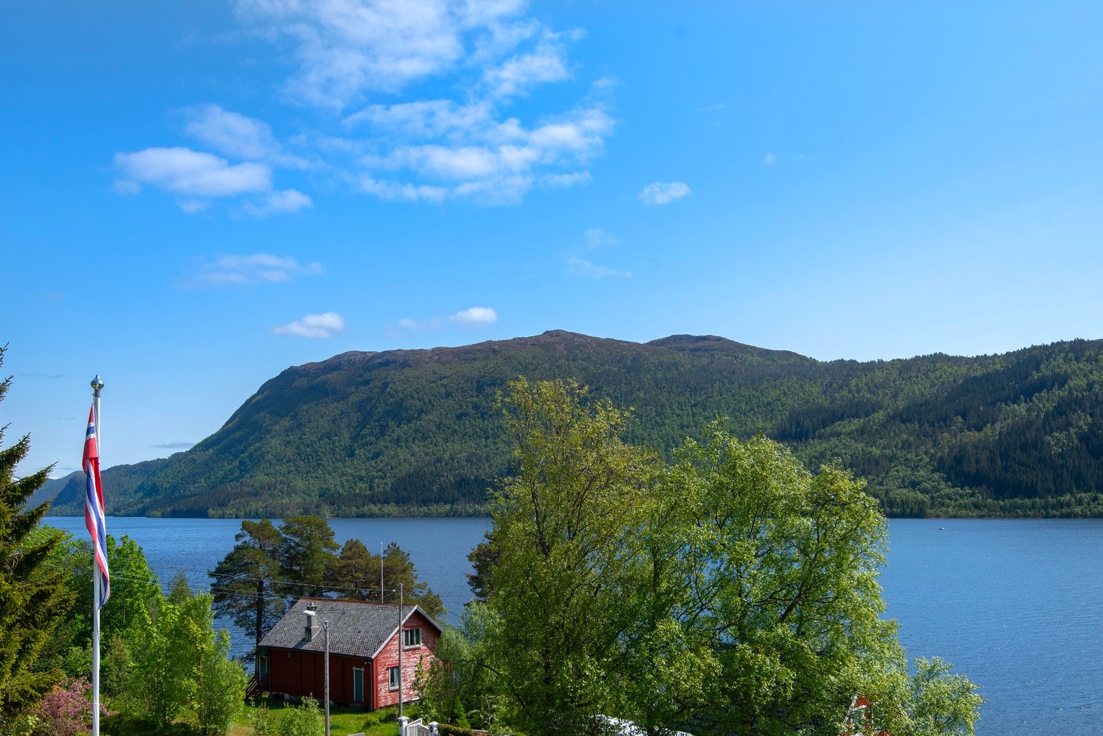 PrivatMegleren presenterer en fritidseiendom med naust og garasje i naturskjønne omgivelser ved Brusdalsvannet. Galleribilde