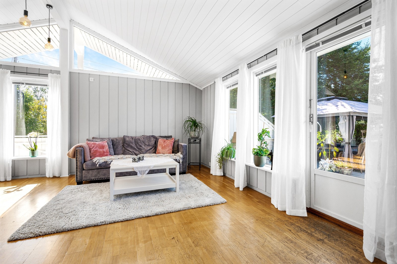Det utgang til stor og solrik terrasse fra stuen. Galleribilde