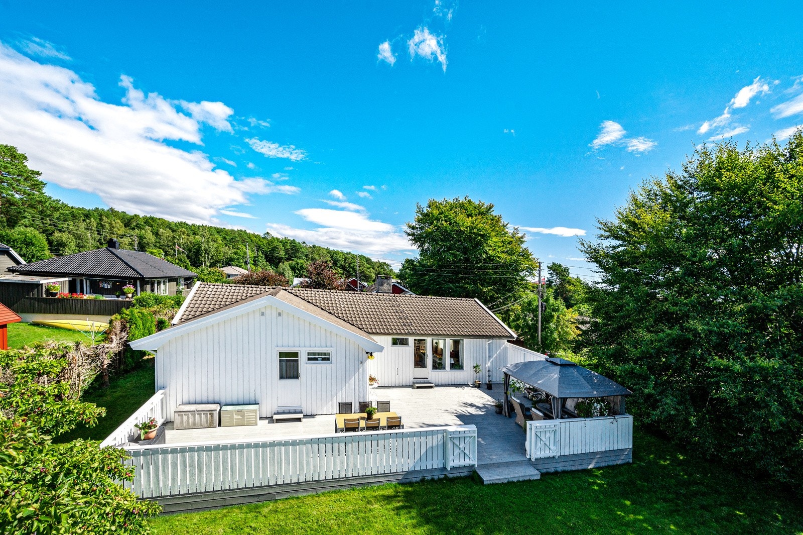 Stor og solrik terrasse med grønn og frodig hage, her kan du nyte sommeren! Galleribilde