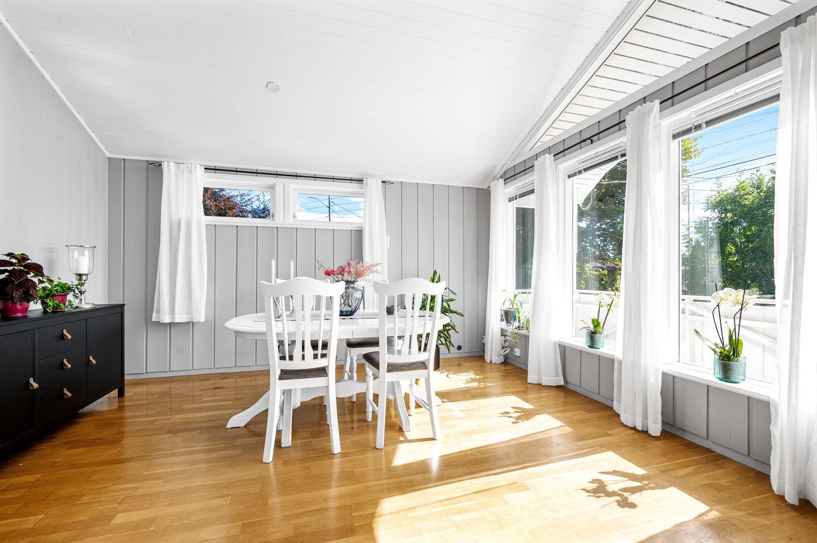 Spisestuen har god plass til spisebord, og har store vinduer som gir en god romfølelse. Galleribilde