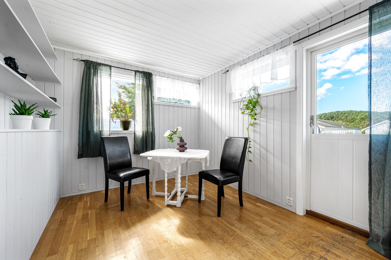 Dette rommet kalles Lek/ Arbeidsrom på plantegningene, og har egen utgang til terrassen. Galleribilde