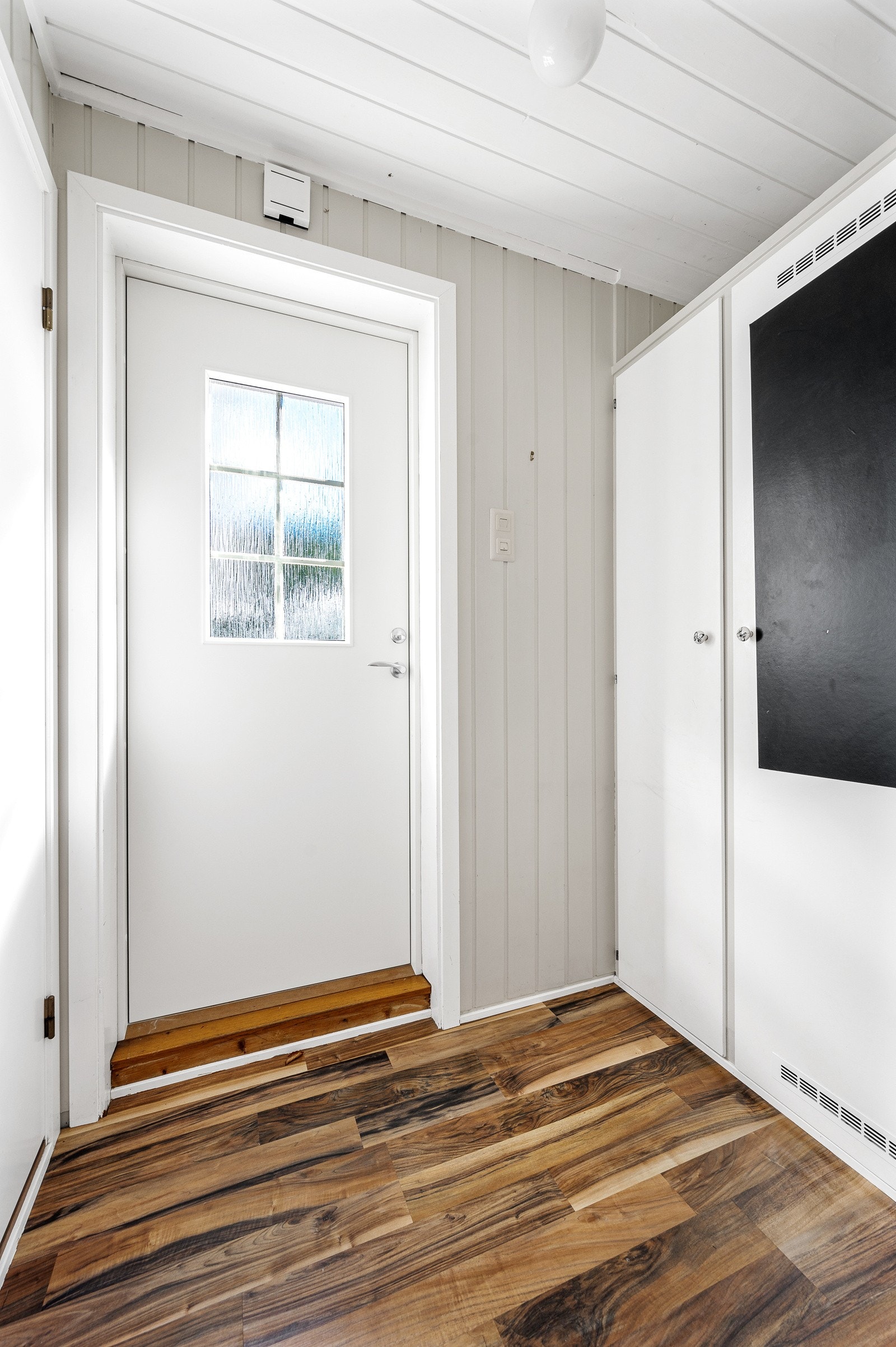 Hybelleiligheten har egen entrè med garderobeplass i underetasjen. Galleribilde