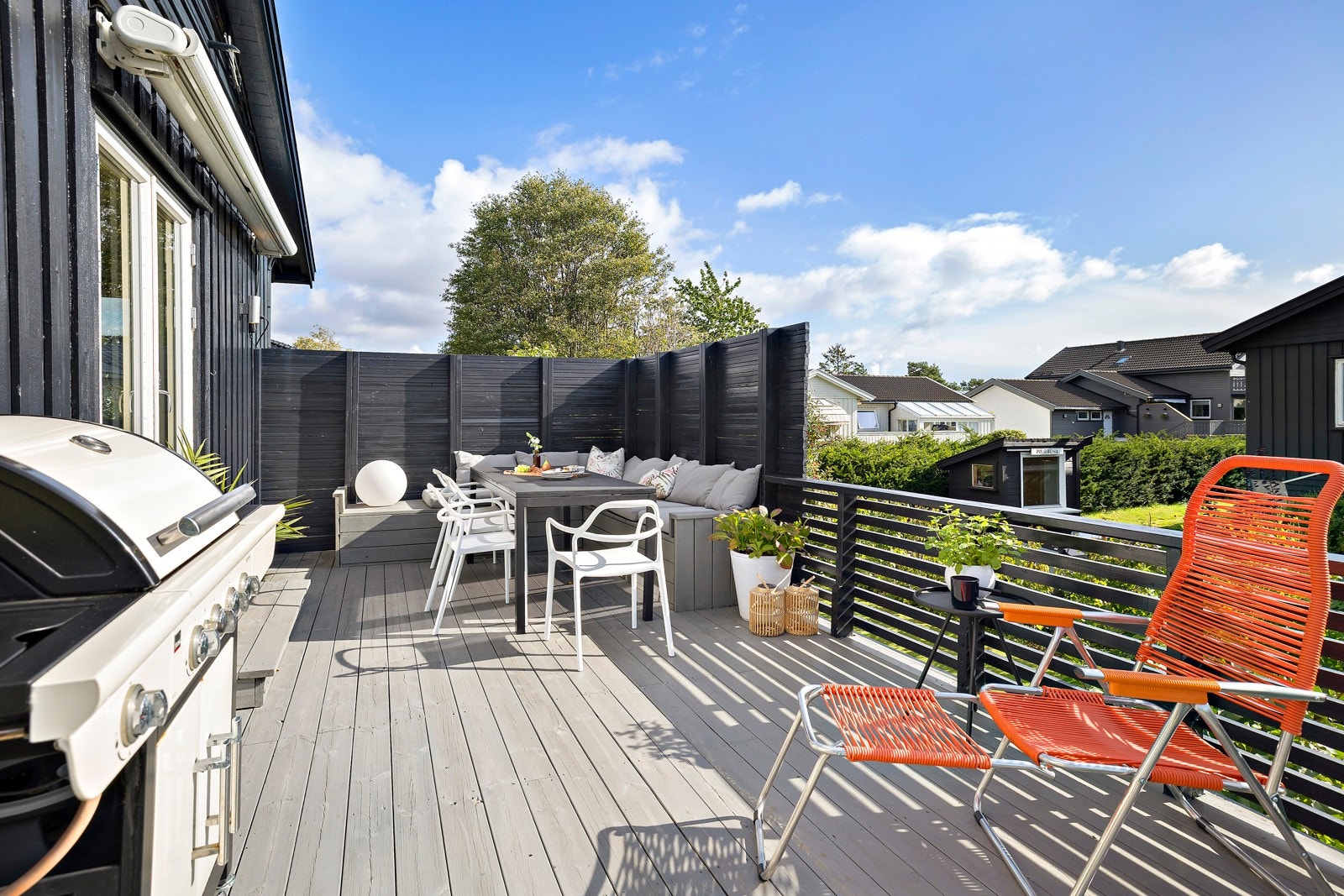Utenfor spisestuen er det en herlig terrasse på ca. 20 kvm, utmerket for sammenkomster med god mat og drikke. Galleribilde