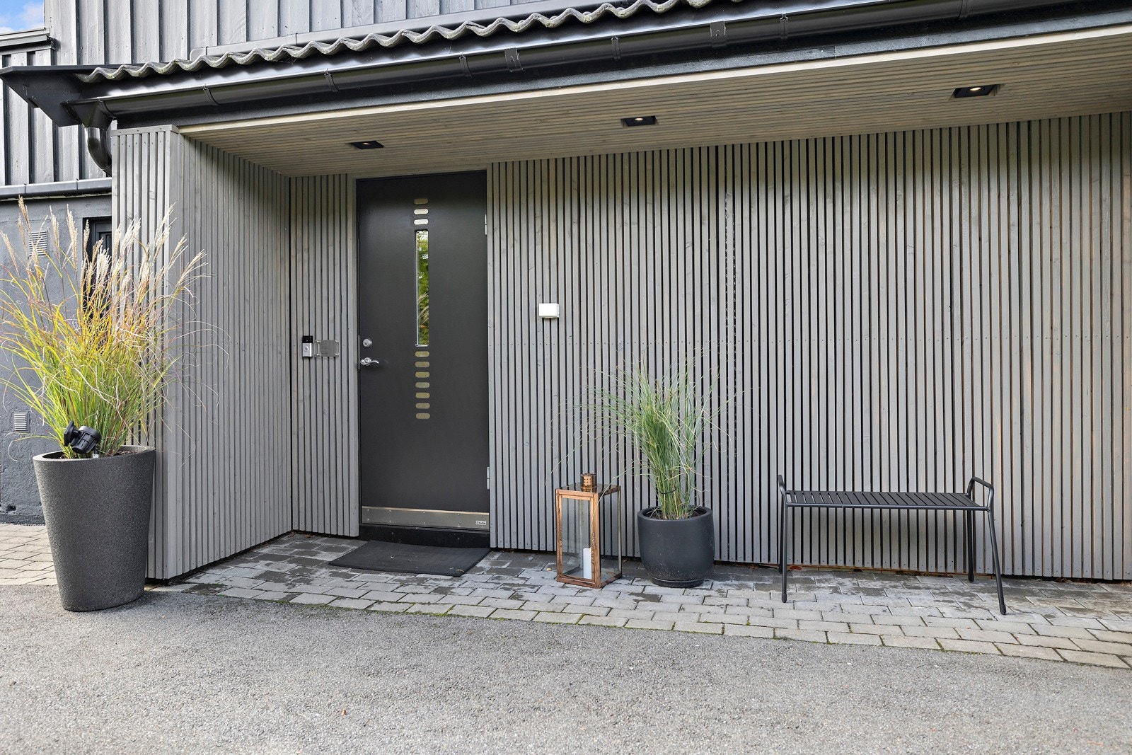 Det lekre inngangspartiet ble pusset opp i 2022, og allerede her får man en god smakebit på hva huset har å by på. Galleribilde