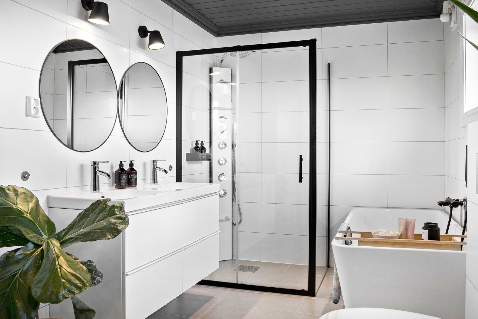 Badet oppe har god størrelse og er lekkert innredet med moderne design. Galleribilde