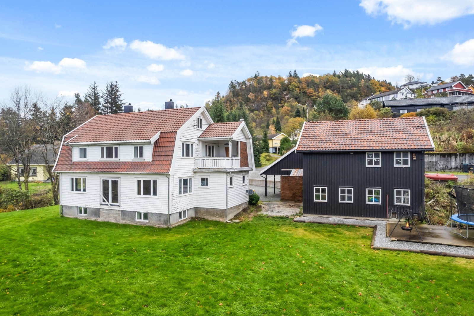 I tillegg til boligen så er det ett bygg over to etasjer med dobbel garasje og bodplass. Galleribilde