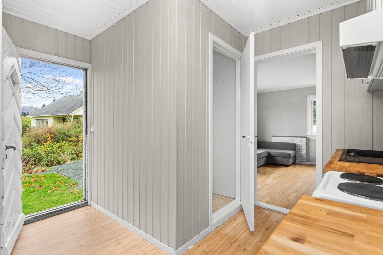 Adskilt del med egen inngang - Her er det stue, kjøkken og bad i 1 etasjen og loft med gang og 1 soverom. Galleribilde