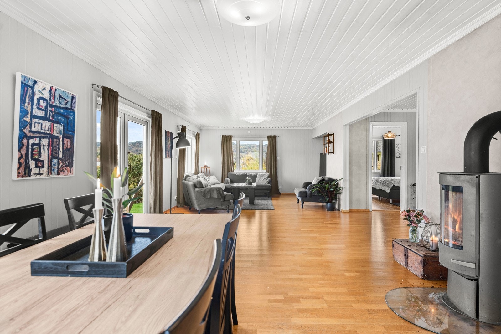 I stua er det både varmepumpe og god peisovn. Galleribilde