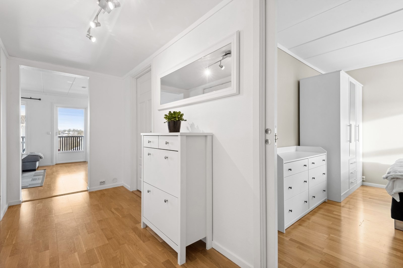 Man ønskes velkommen inn i et lys og delikat entré med fin plass til passende møblement. Galleribilde