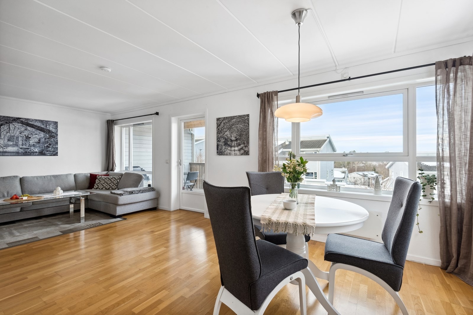 Stor stueavdeling med god møbleringsfrihet. Galleribilde