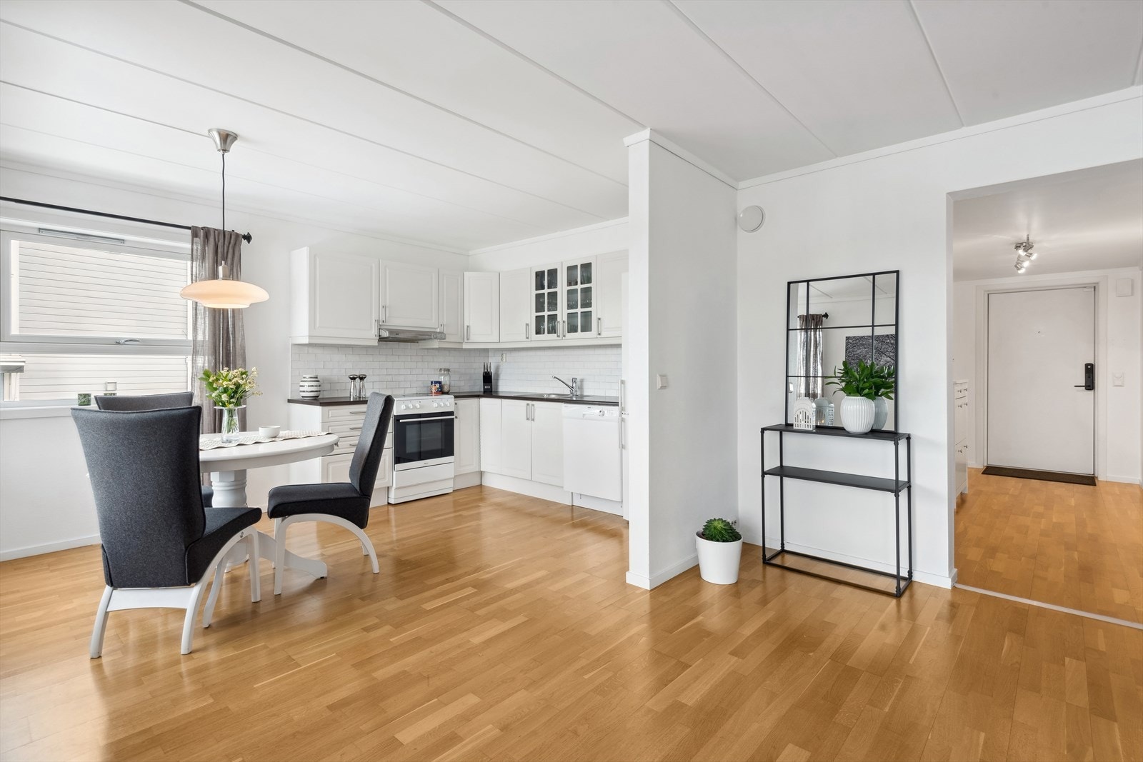 Det er videre plass til et stort spisebord hvor en bedre middag kan nytes sammen med det inviterte selskapet. Galleribilde