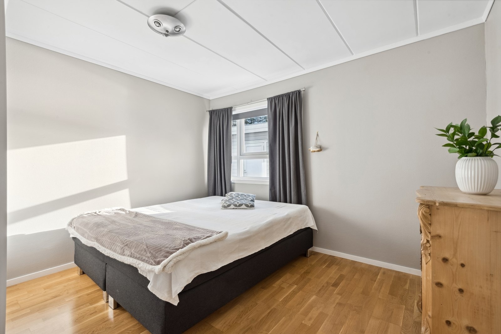 Hovedsoverommet er av god størrelse med plass til en dobbeltseng, tilhørende nattbord og annet ønskelig møblement. Galleribilde