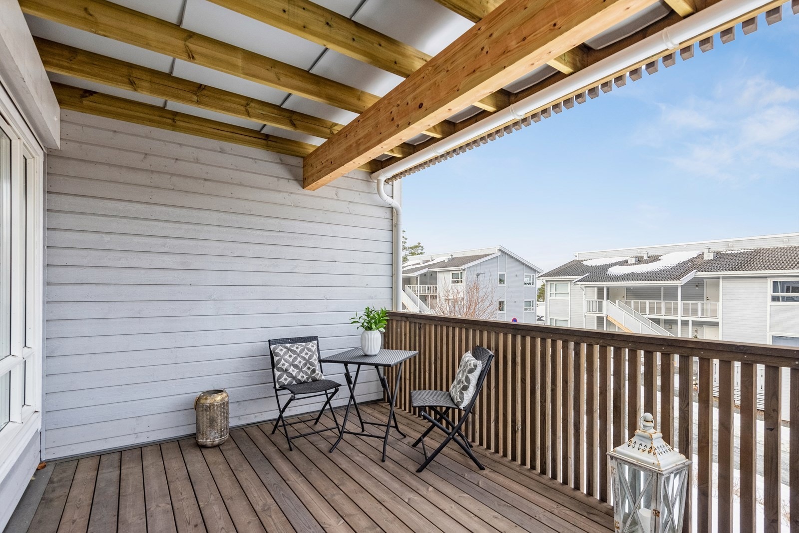 Fra stuen er det adkomst til en veranda på ca. 11 m² med god plass til utemøblement. Verandaen ble oppført i 2023. Galleribilde