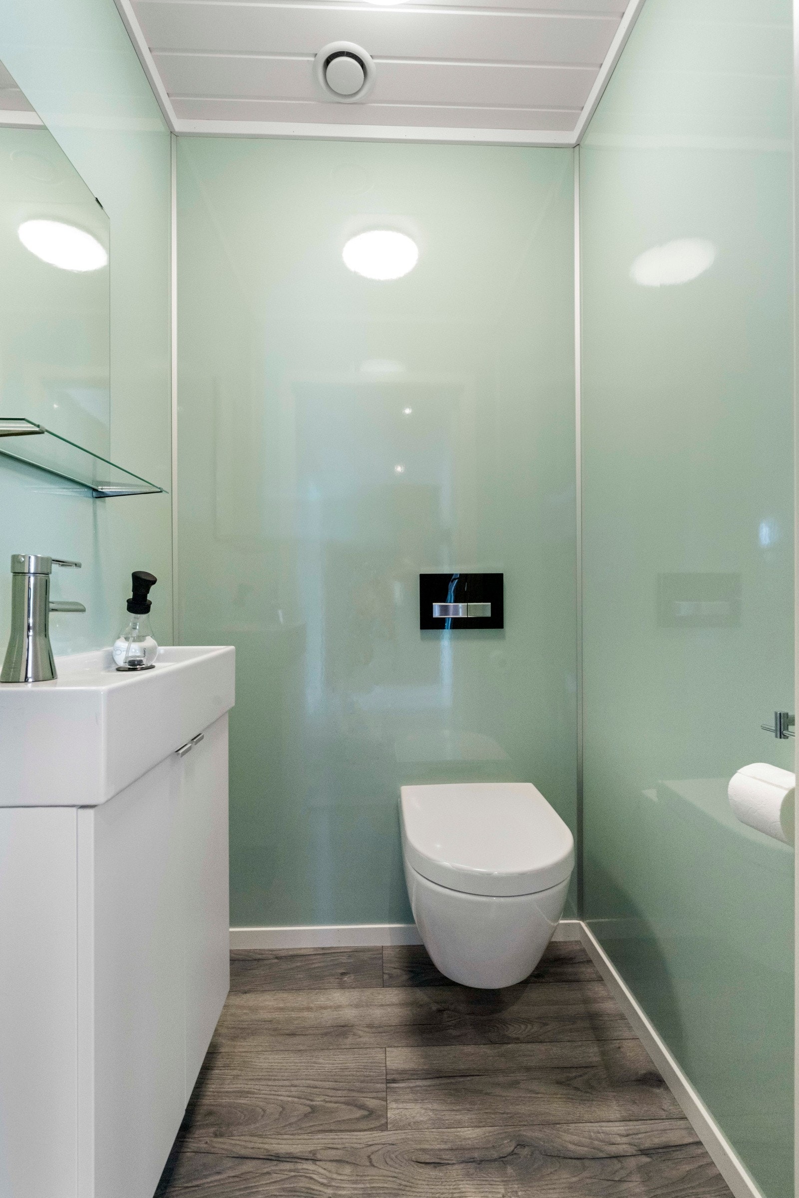 Det er også et separat WC på hovedplan med adkomst fra gangen Galleribilde