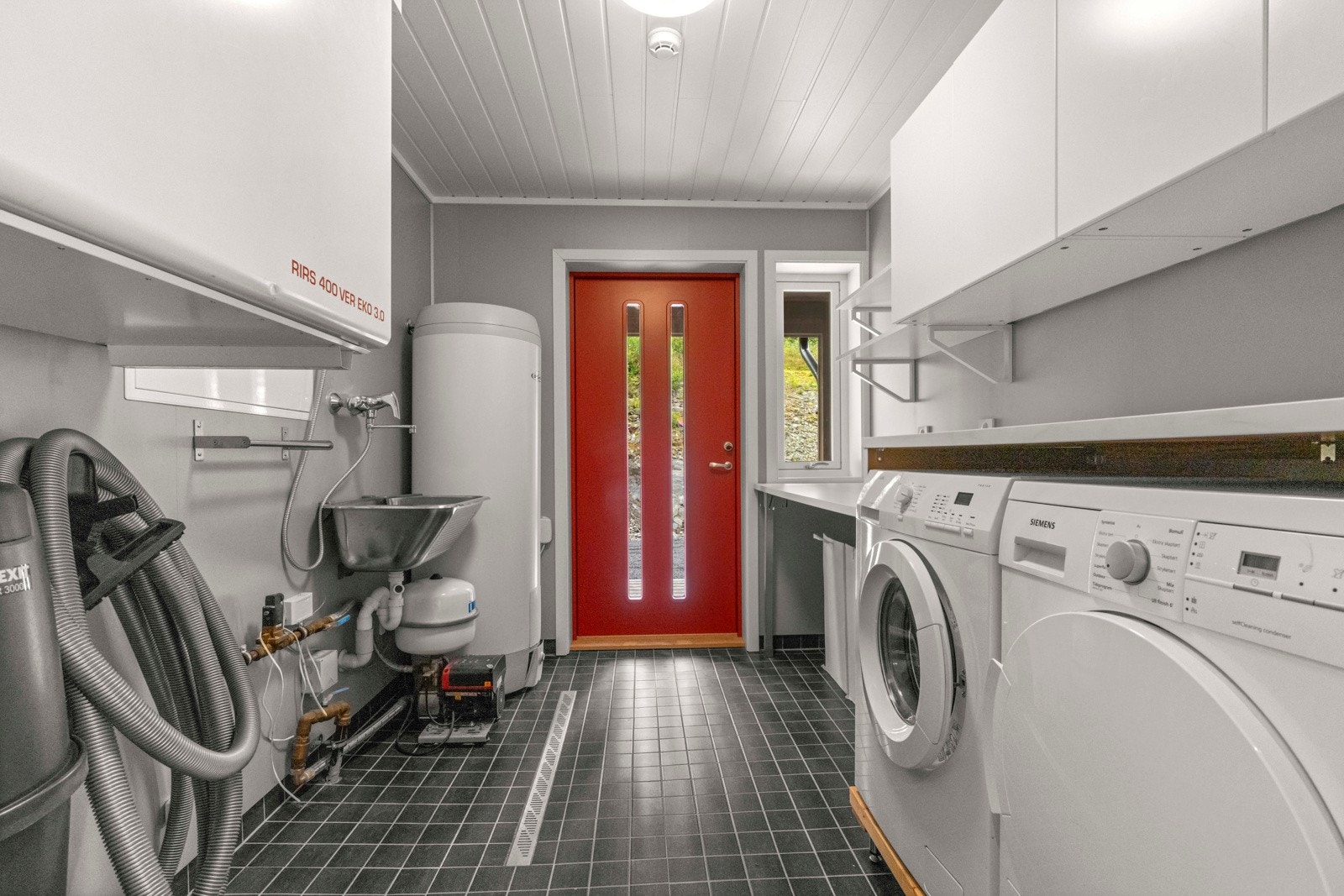 Separat vaskerom med egen utgangsdør til tunet Galleribilde