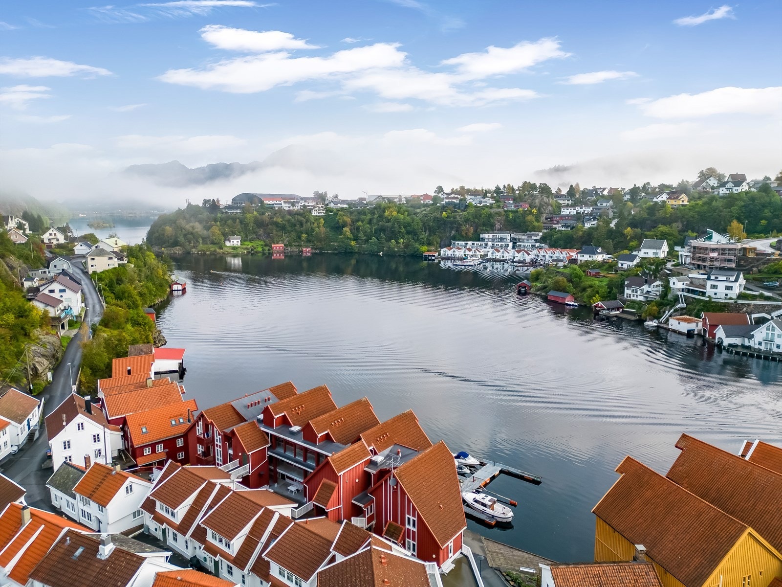 Leilighetskomplekset ligger like ved fjorden med fin utsikt! Galleribilde